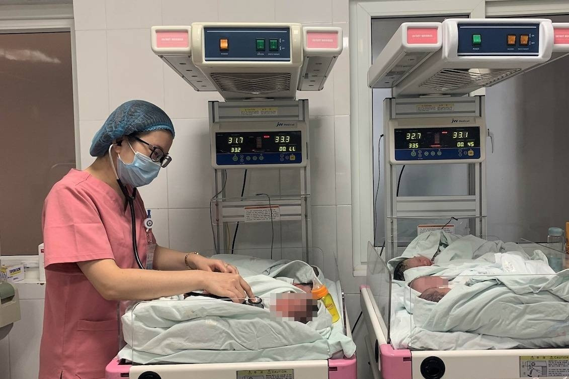 Một nụ hôn của người lớn có thể đưa trẻ sơ sinh vào phòng hồi sức tích cực
