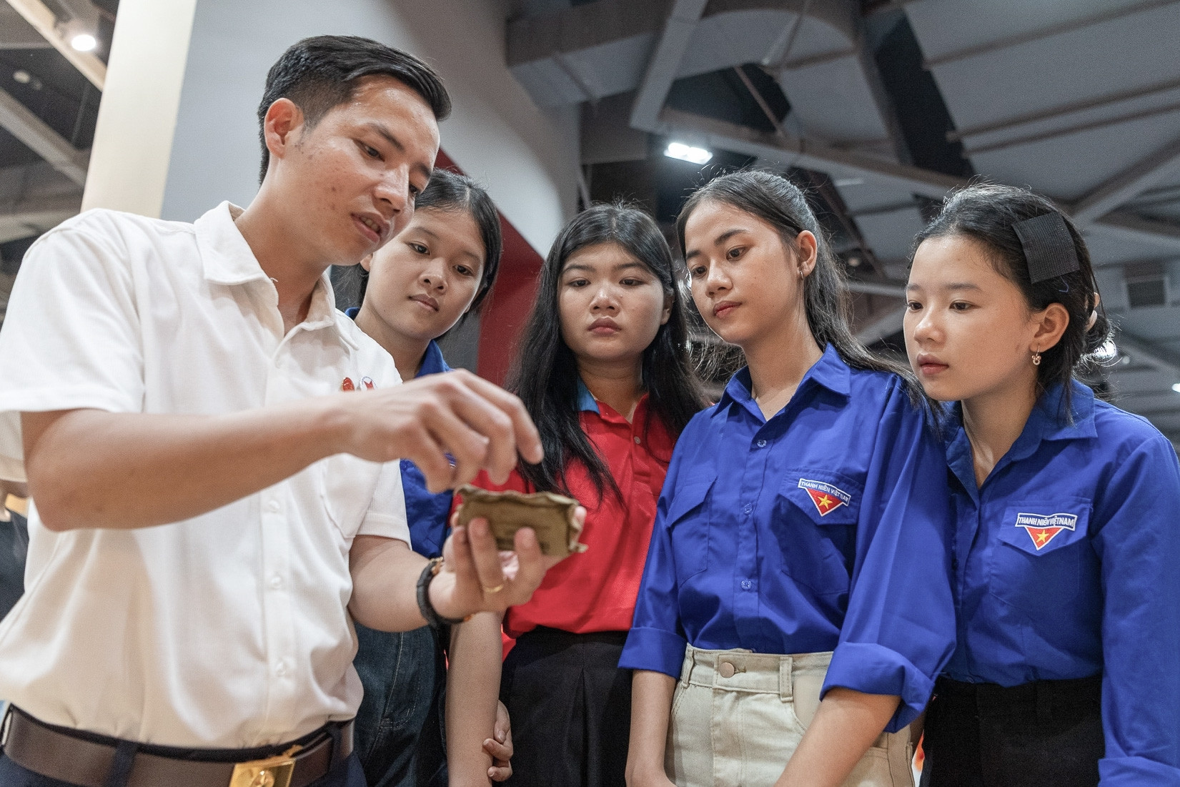 Người trẻ chạm vào ký ức chiến tranh qua từng kỷ vật và lời kể nhân chứng