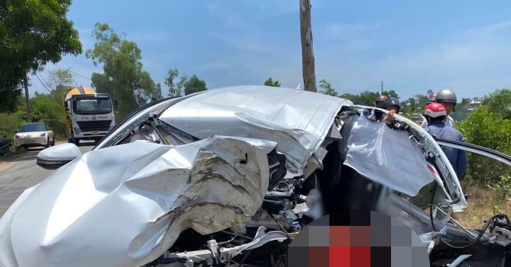 Ô tô biến dạng sau cú tông vào cây bên đường, nam tài xế 21 tuổi tử vong