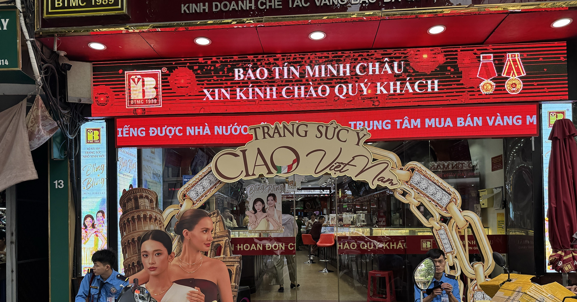 Phố vàng Hà Nội hiu hắt, đổ xô bán vàng ở TPHCM; 50.000 đôi giày Nike bị làm giả