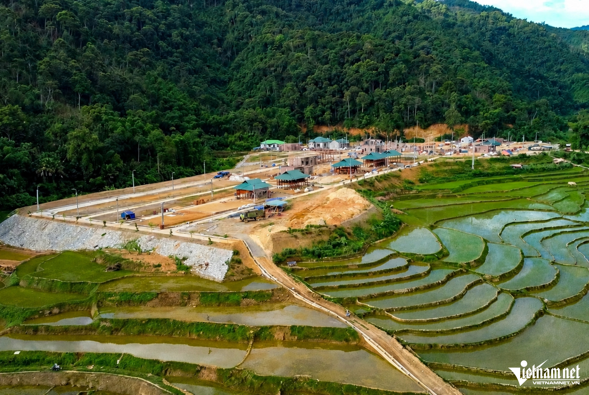 W-a1Thoát khỏi vùng núi chực đổ.jpg