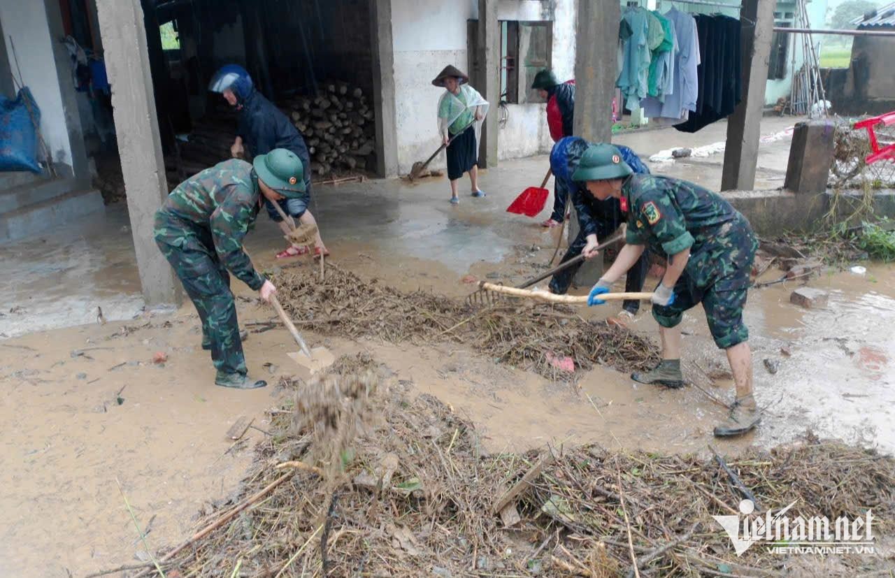 W-Cán bộ, chiến sĩ Tiểu đoàn 1, Lữ đoàn 513, Quân khu 3 hỗ trợ người dân khắc phục hậu quả siêu bão Yagi.jpg
