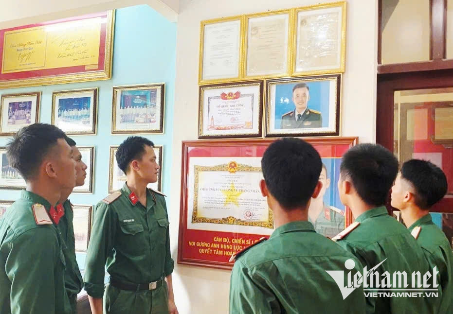 W-Cán bộ, chiến sĩ tìm hiểu các kỷ vật, Bằng khen của Liệt sỹ Nguyễn Đình Khiêm tại phòng truyền thống.jpg