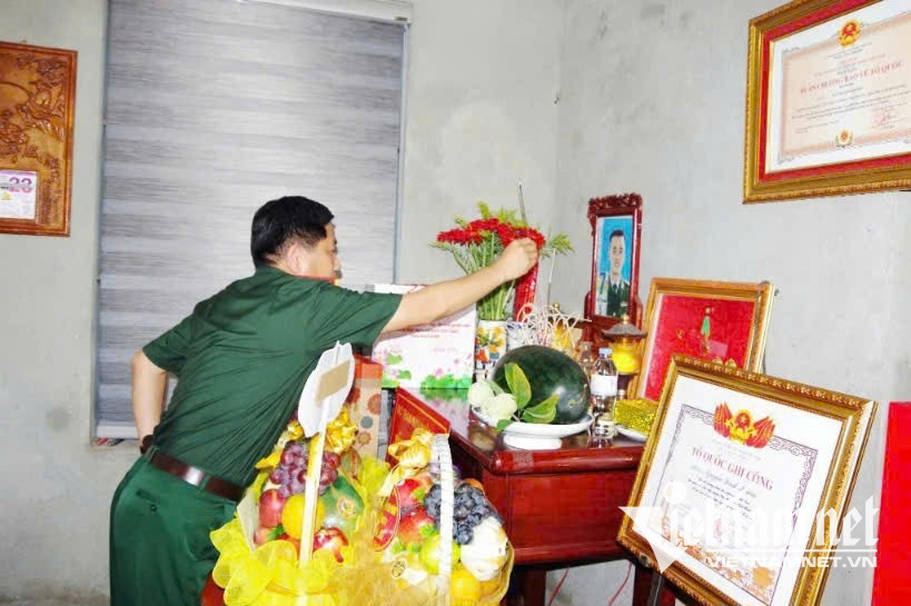 W-Đại tá Đỗ Ngọc Thanh - Phó Chủ nhiệm Chính trị Quân khu 3 và đoàn công tác thắp hương tri ân tại gia đình Liệt sĩ Nguyễn Đình Khiêm.jpg