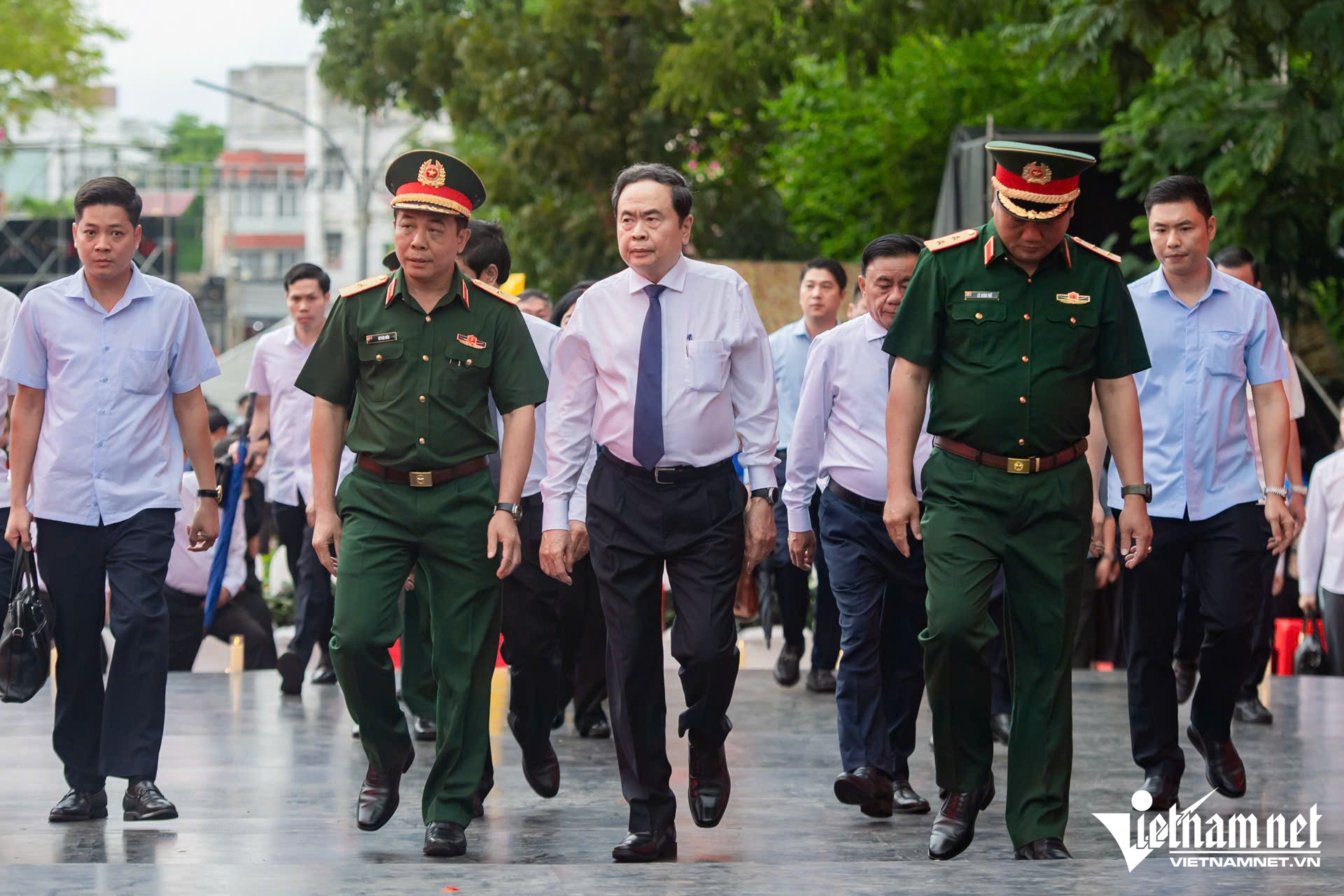 W-Dâng hương-Nguyễn Huế.jpg