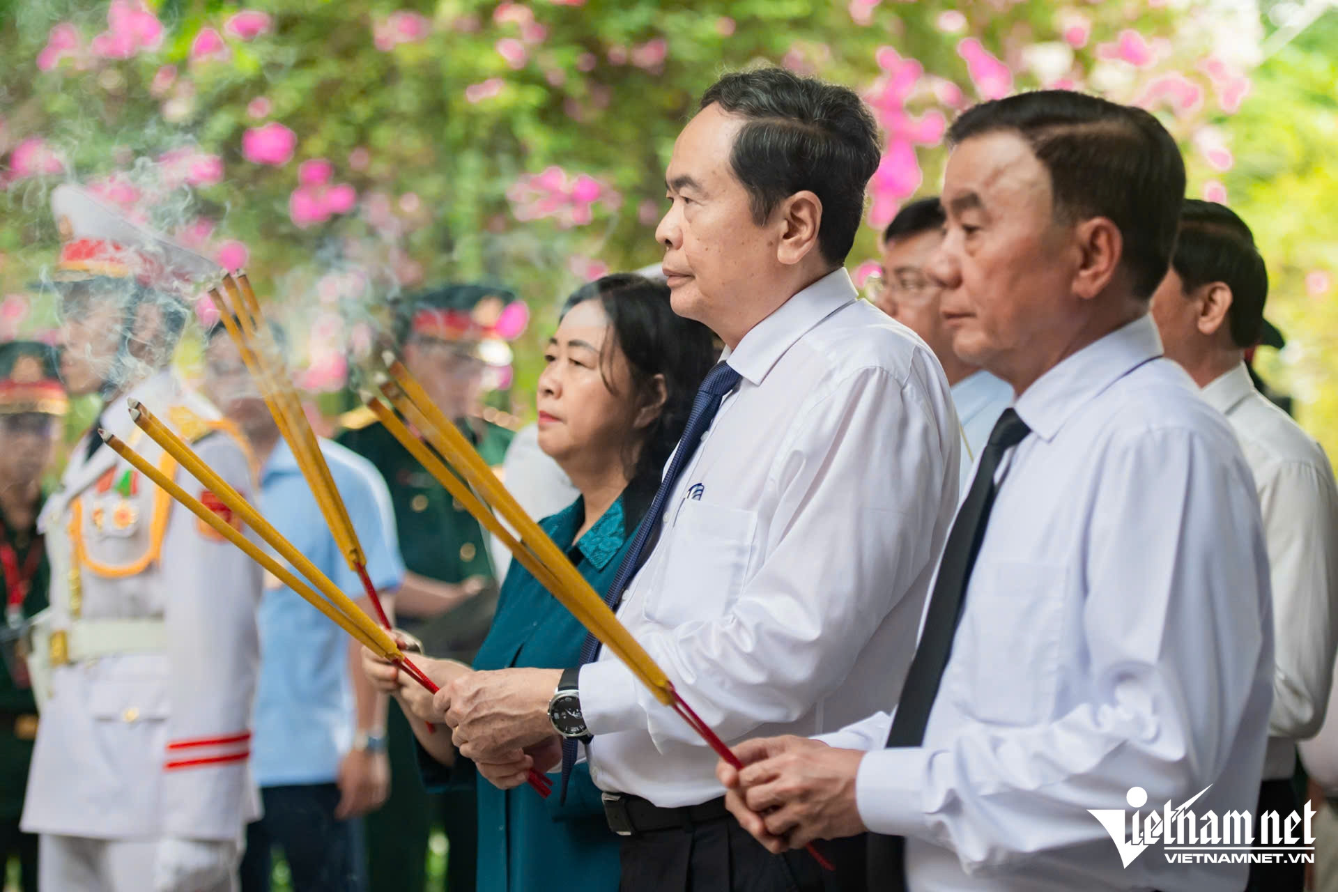 W-Dâng hương-Nguyễn Huế.jpg