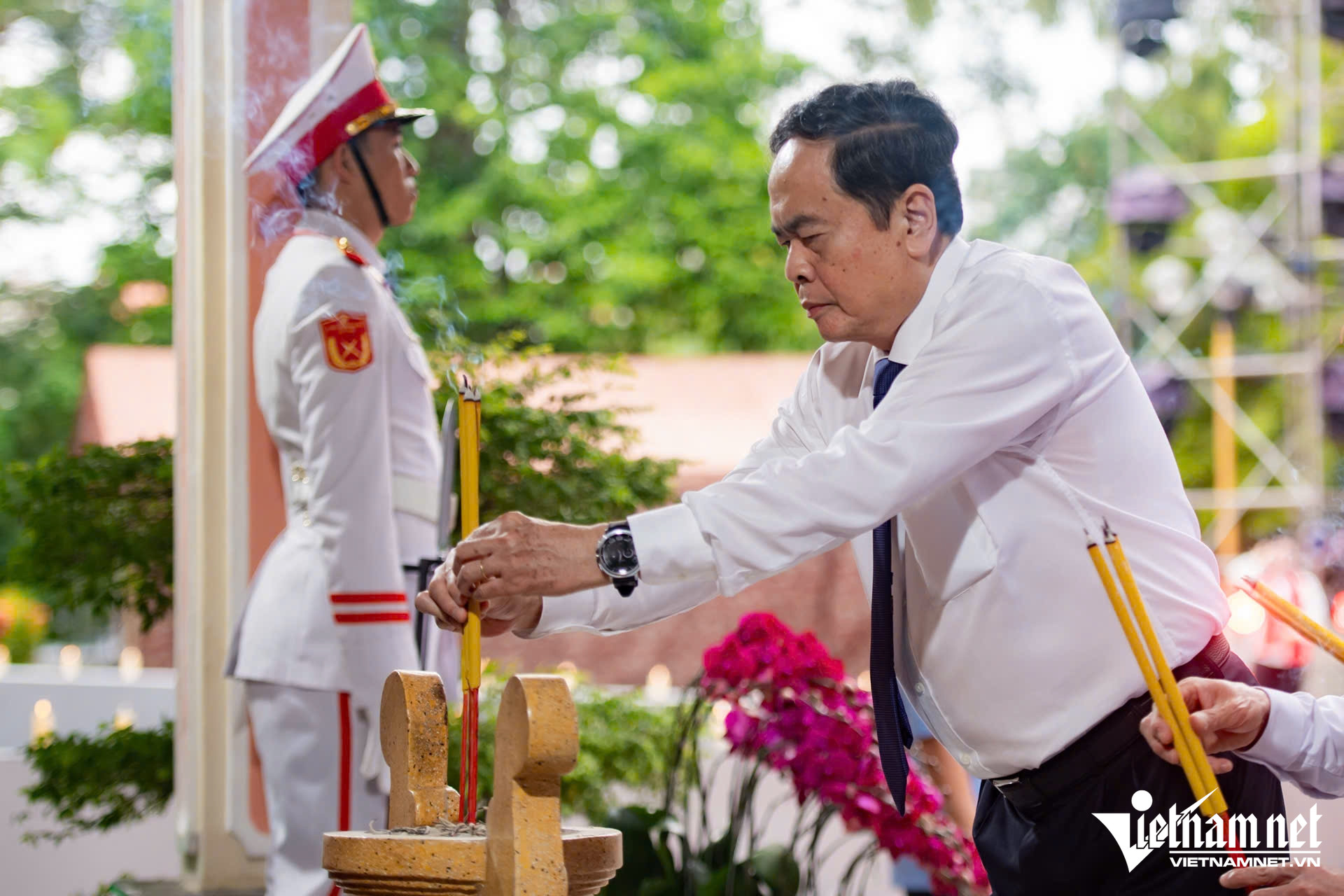 W-Dâng hương-Nguyễn Huế.jpg