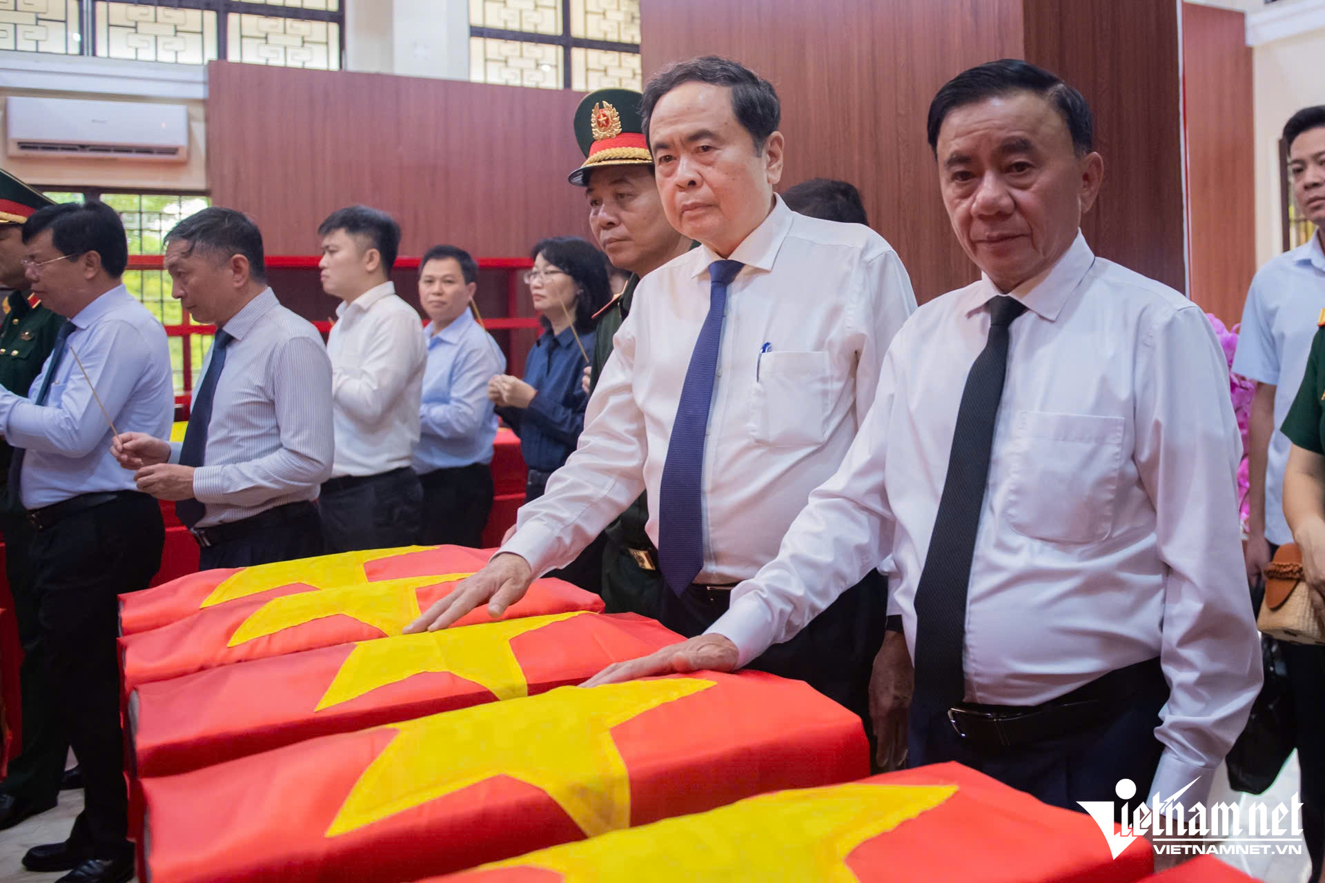 W-Dâng hương-Nguyễn Huế.jpg