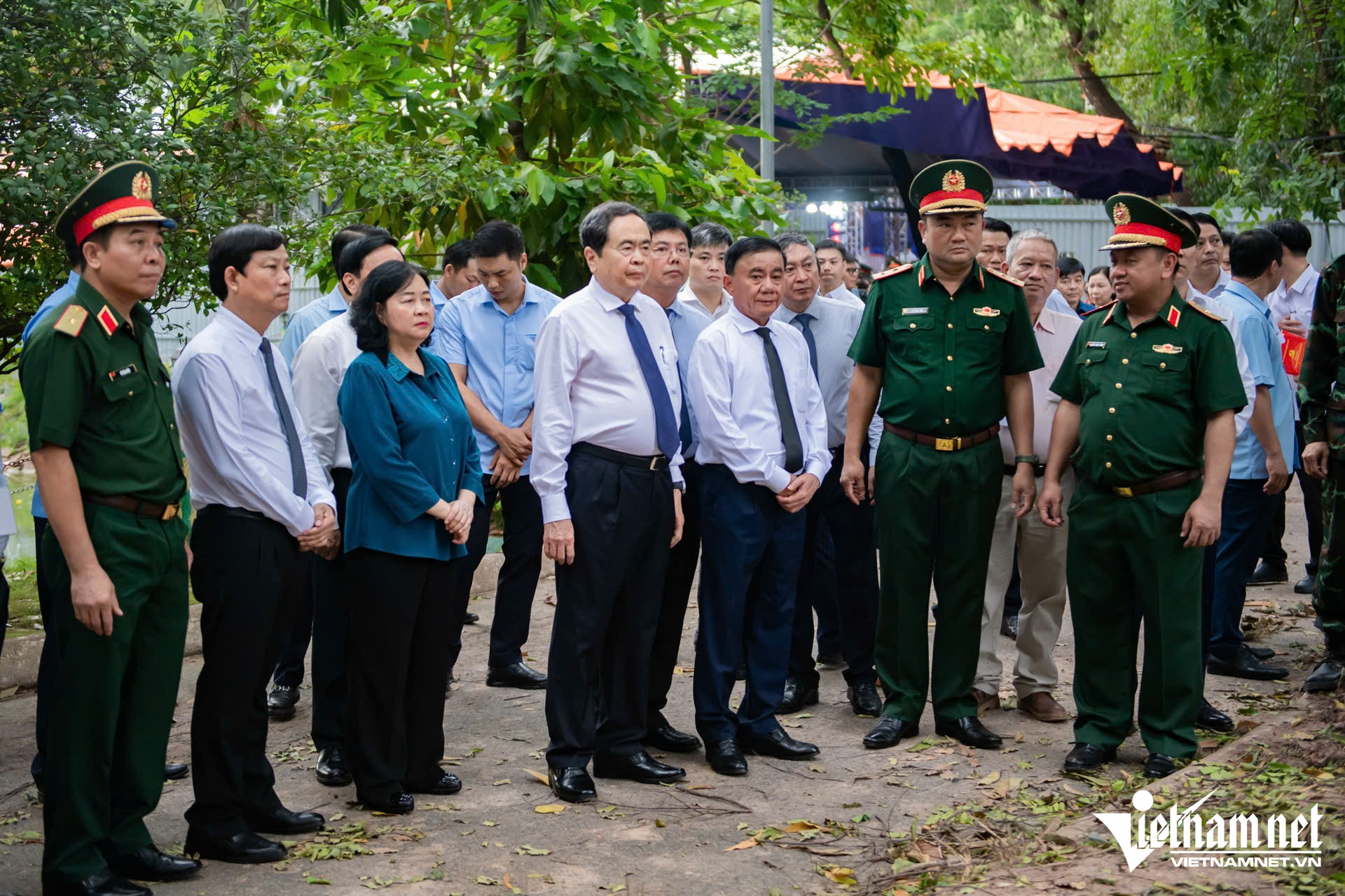 W-Dâng hương-Nguyễn Huế.jpg