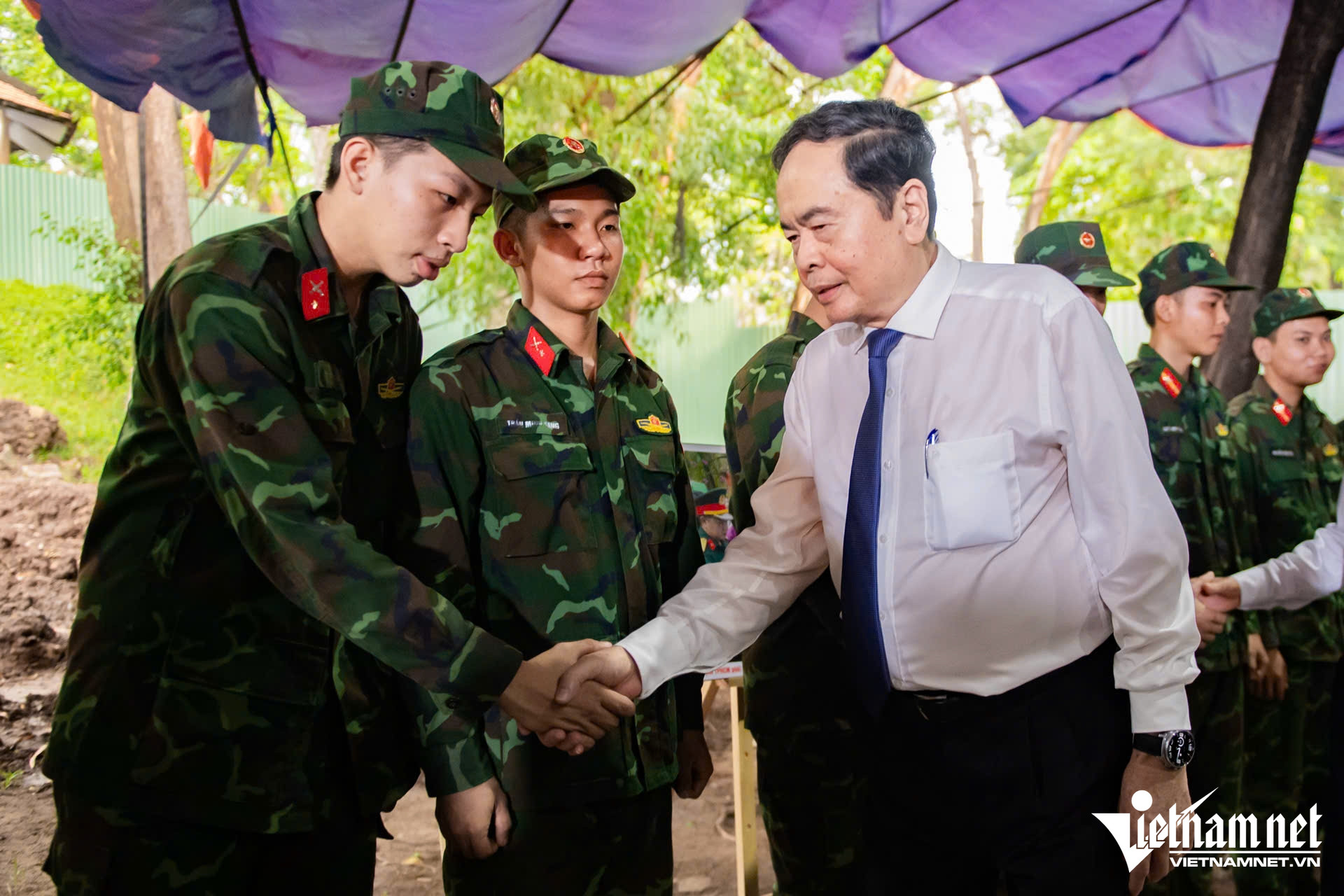 W-Dâng hương-Nguyễn Huế.jpg