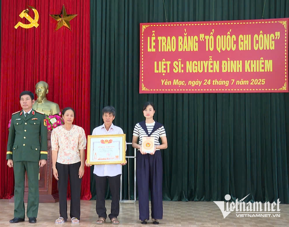 W-Gia đình liệt sĩ Nguyễn Đình Khiêm trong buổi lễ đón nhận bằng 