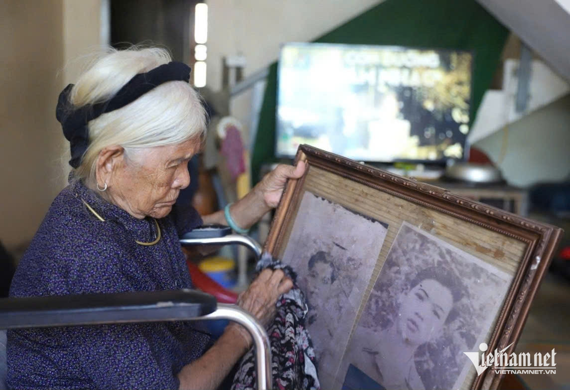 W-Mẹ Việt Nam Anh hùng Hoàng Thị Sinh nhẹ nhàng lau di ảnh hai người con.jpg