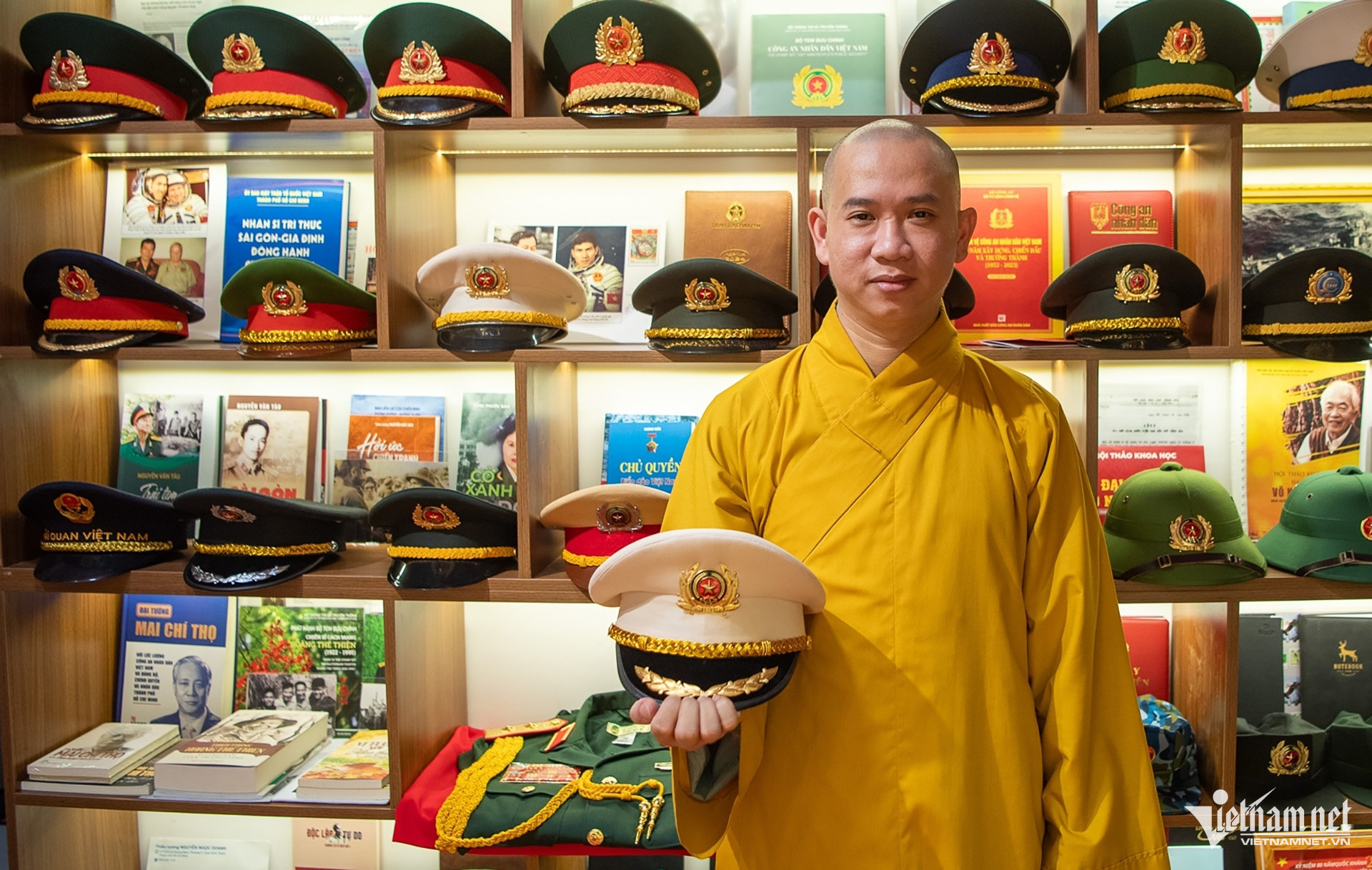 W-su thay co bo suu tap ki vat cong an bo doi tuan hung 94 32.jpg