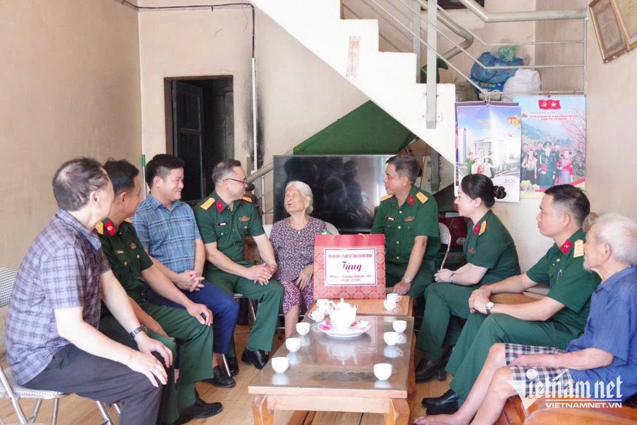 W-Tặng quà Mẹ Việt Nam Anh hùng Hoàng Thị Sinh.jpg