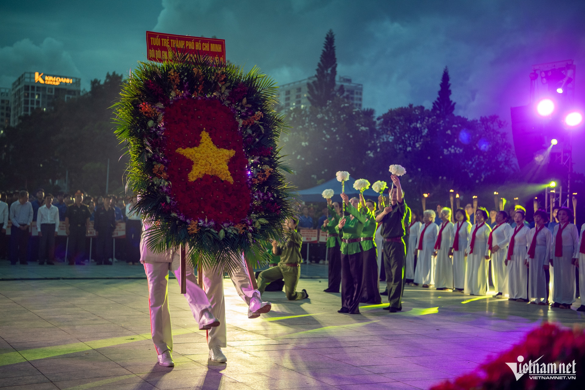 W-Thắp nến tại nghĩa trang liệt sĩ TPHCM Tuấn Hùng 12.jpg