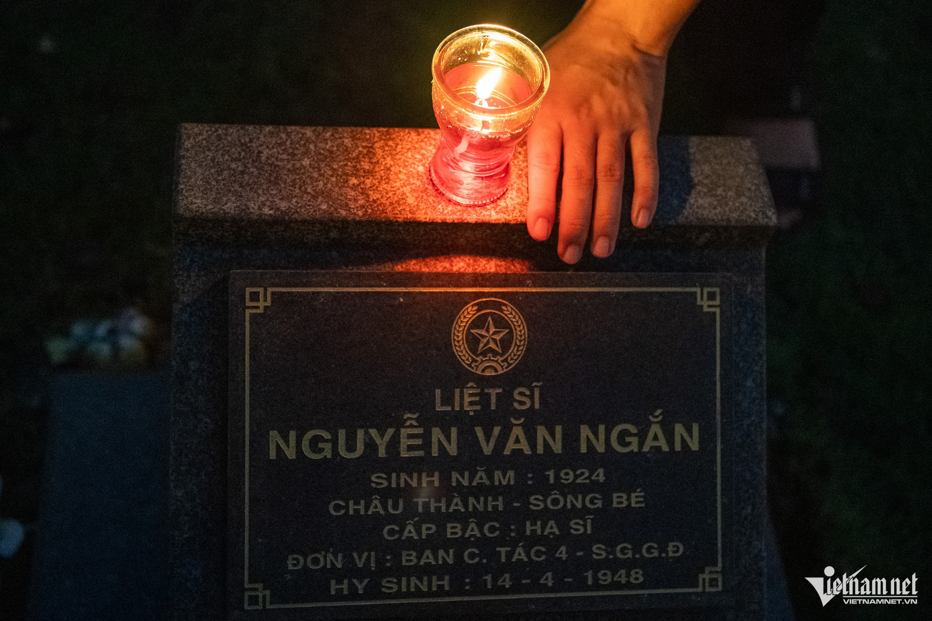 W-Thắp nến tại nghĩa trang liệt sĩ TPHCM   Tuấn Hùng 36.jpg