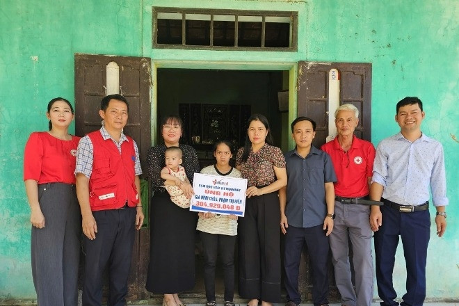 Báo VietNamNet trao hơn 2,4 tỷ đồng đến các hoàn cảnh khó khăn trong tháng 6