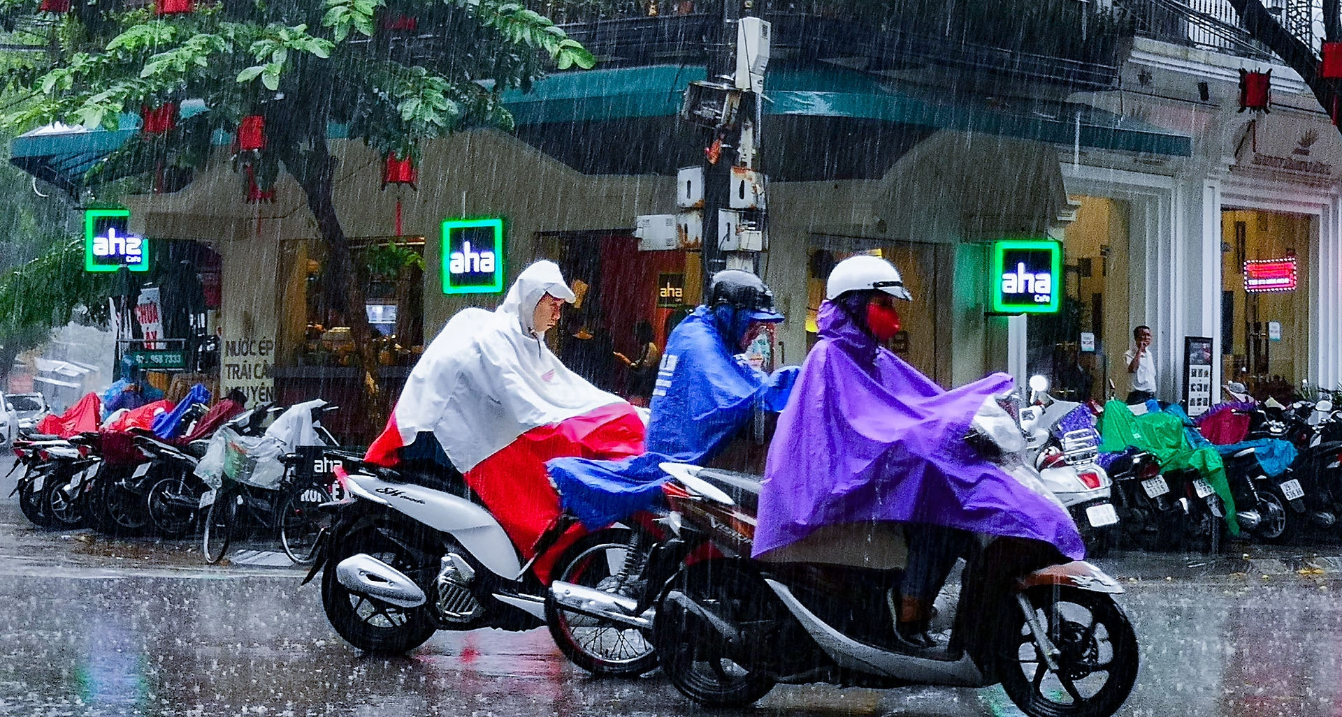 Dự báo thời tiết 27/7: Miền Bắc nắng oi, chiều tối 7 tỉnh hứng mưa giông mạnh