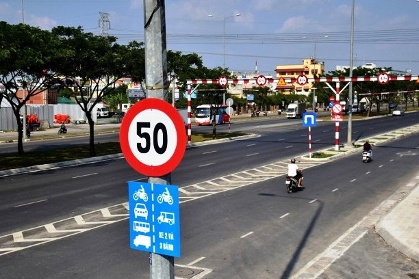 Cục Đường bộ nói gì về bất cập biển báo khiến tài xế 'hoa mắt', phải phanh gấp?