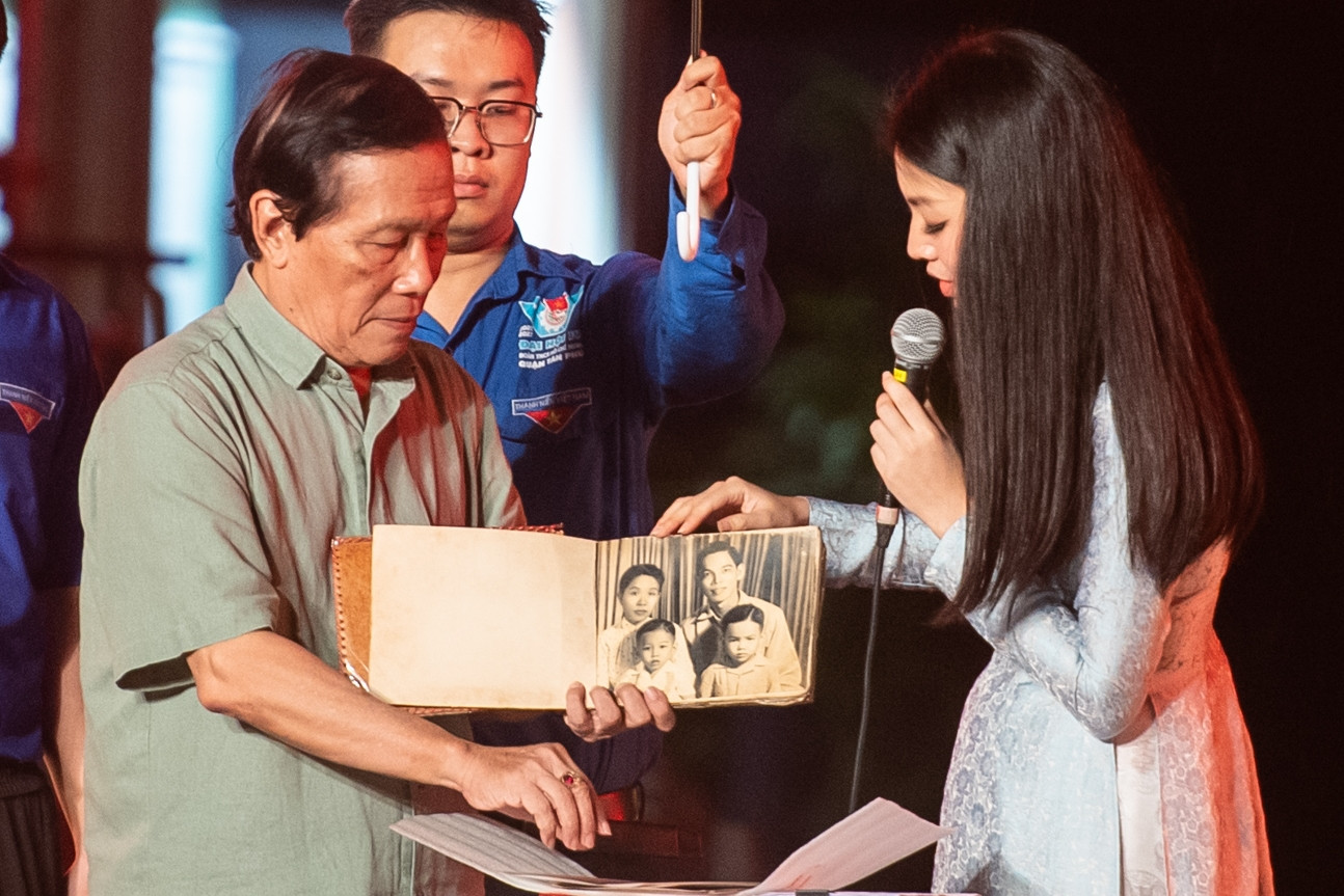 Cuốn album kỷ vật và chiếc vỏ gối liệt sĩ Lê Thị Riêng tự tay thêu tên con trai