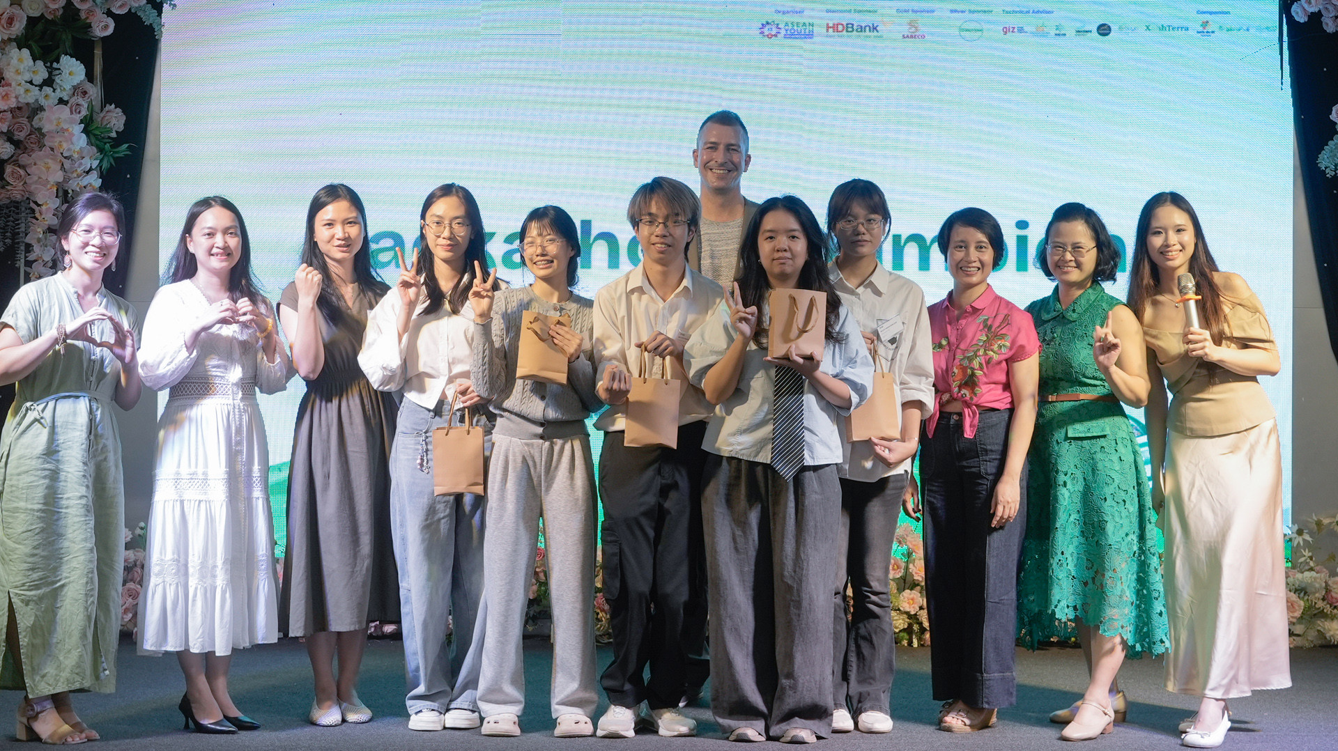 doi giai Nhat Hackathon 2026.JPG