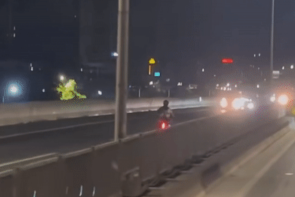 Hà Nội: Đi xe máy ngược chiều, thanh niên tông thẳng vào ô tô của nữ tài xế