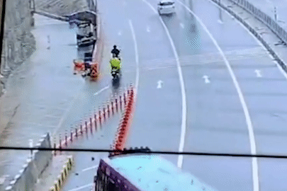 Khoảnh khắc xe buýt lao vào dải phân cách rồi lật úp, nhiều người mắc kẹt
