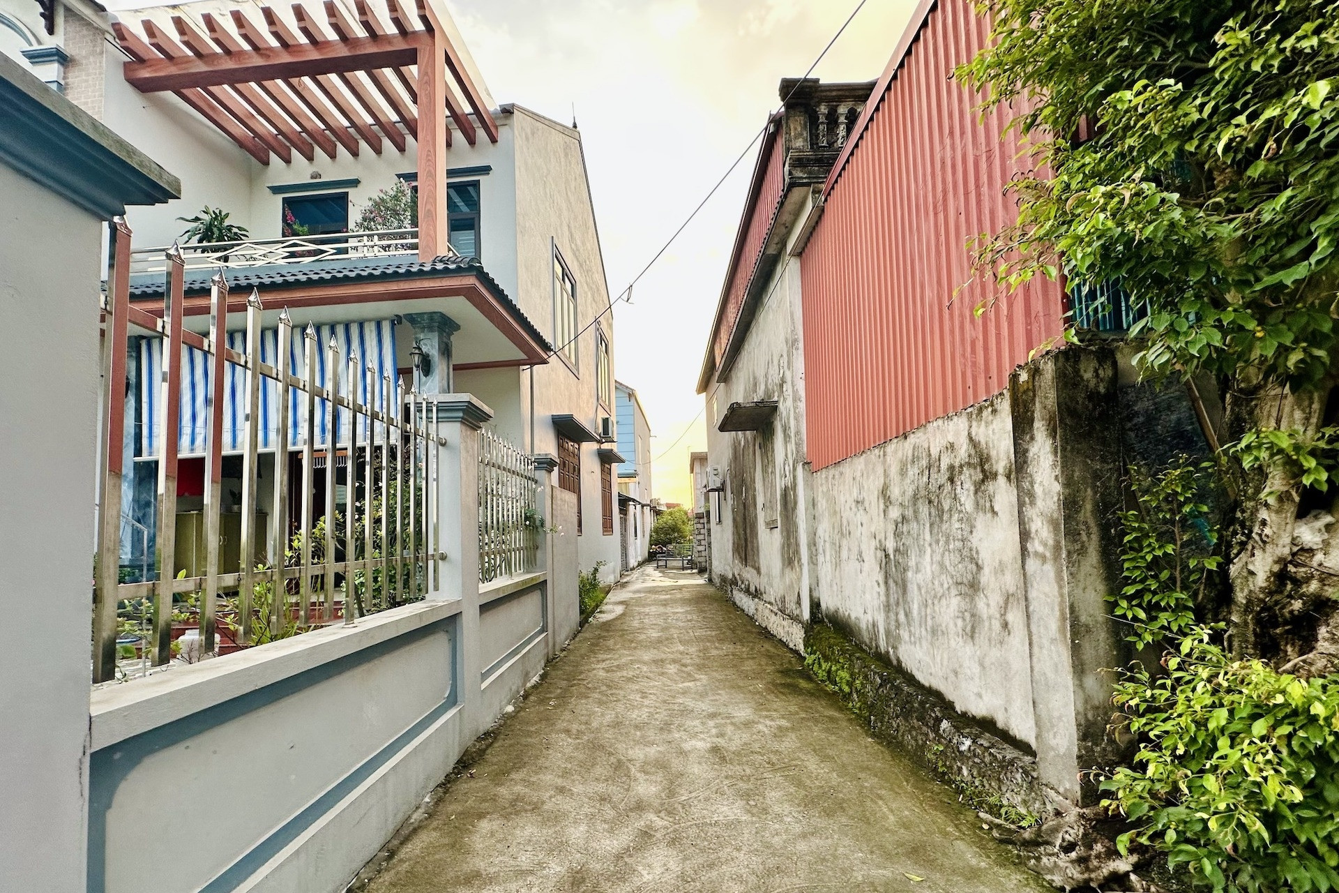 Mua đất, đóng thuế, xây nhà hơn 20 năm vẫn chưa có sổ đỏ: Người dân phải làm gì?