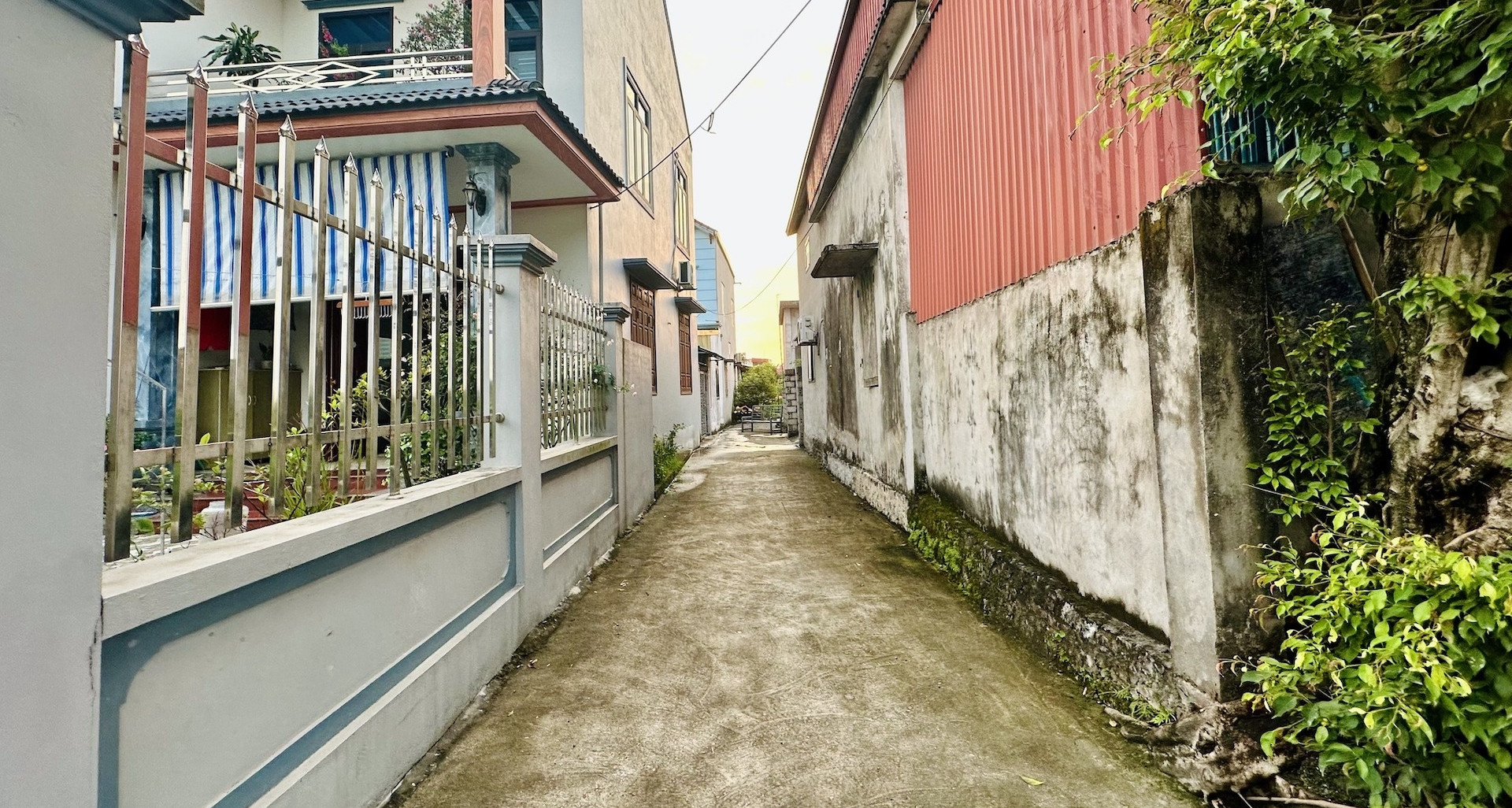Mua đất, đóng thuế, xây nhà hơn 20 năm vẫn chưa có sổ đỏ: Người dân phải làm gì?