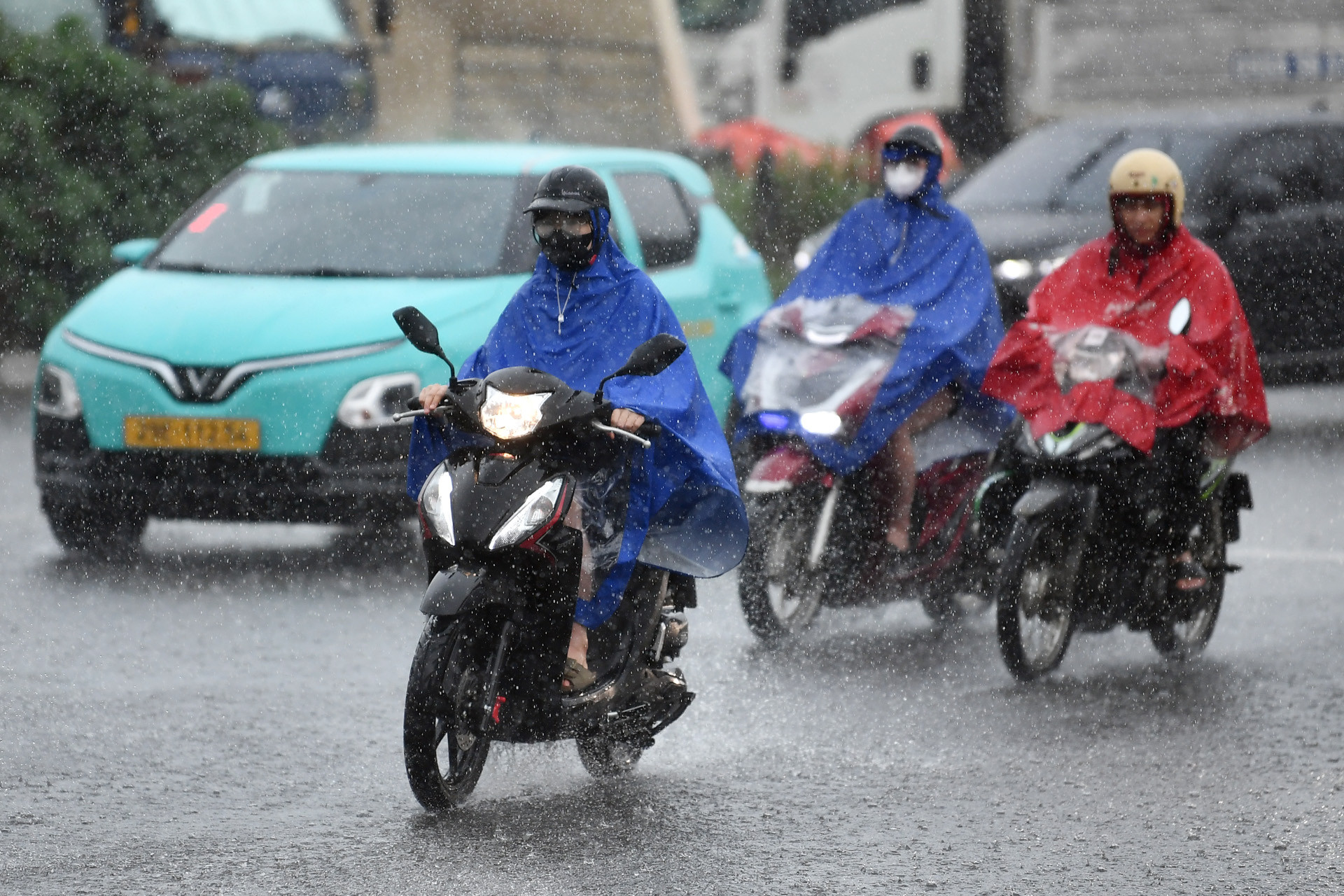 Dự báo thời tiết 28/7: Miền Bắc vào cao điểm mưa lớn, Nam Bộ mưa kéo dài