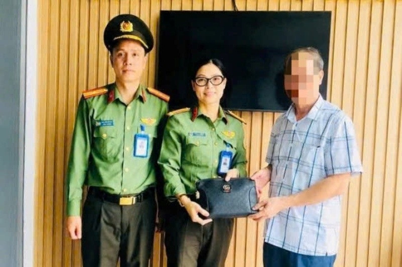 Nam hành khách để quên túi da màu đen chứa tài sản hơn 4 tỷ đồng ở sân bay