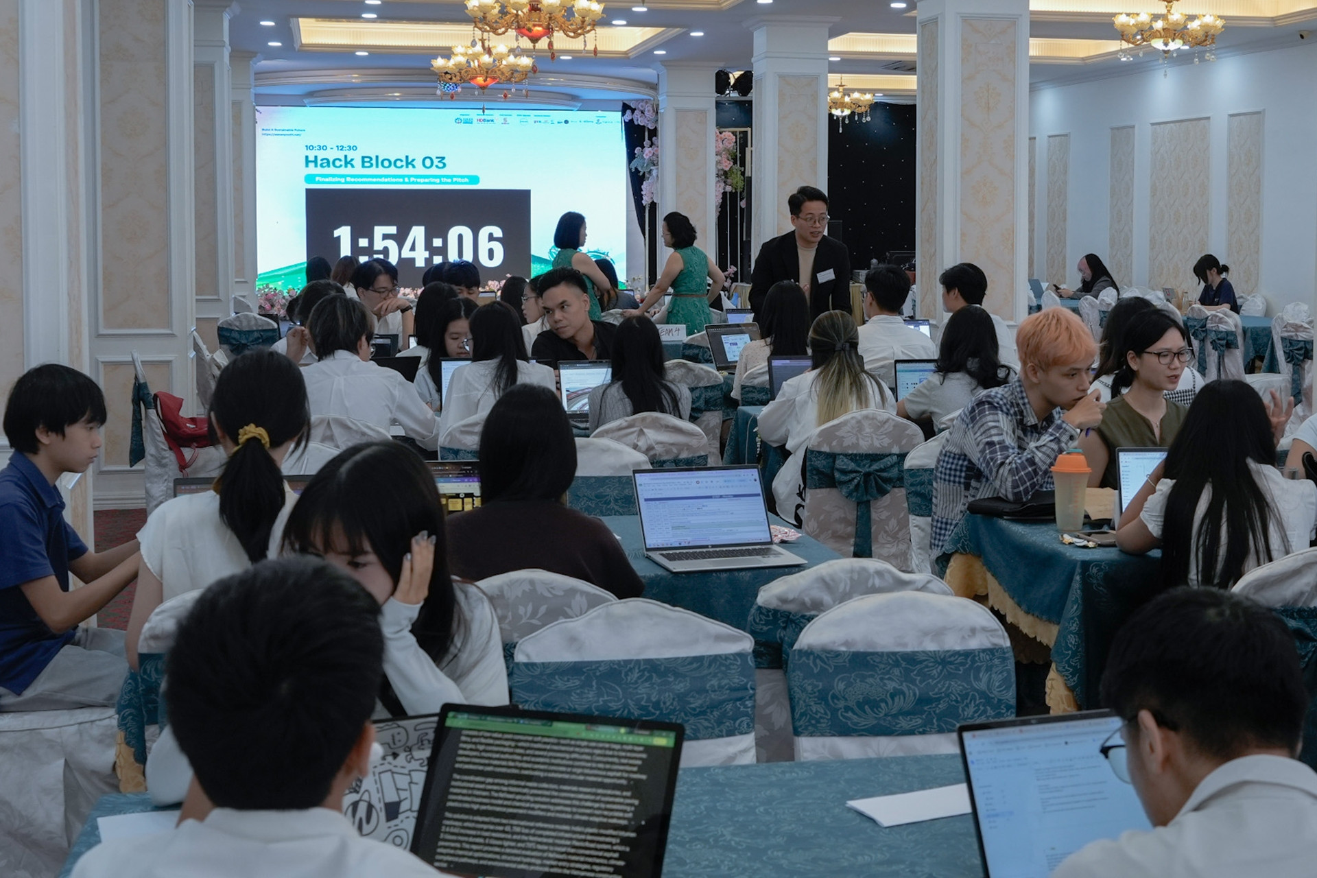 Người trẻ Việt Nam học cách giải quyết các thách thức từ biến đổi khí hậu