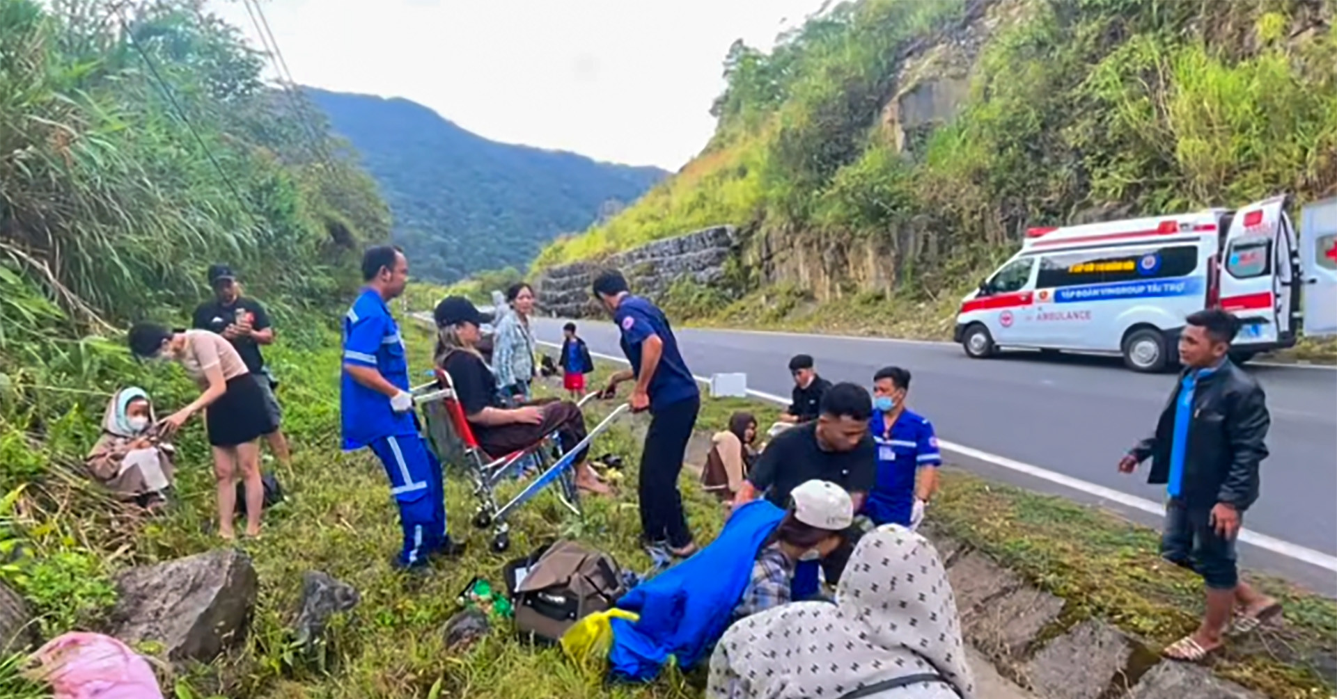 Ô tô khách chở 20 người tông vào vách núi, hành khách hoảng loạn