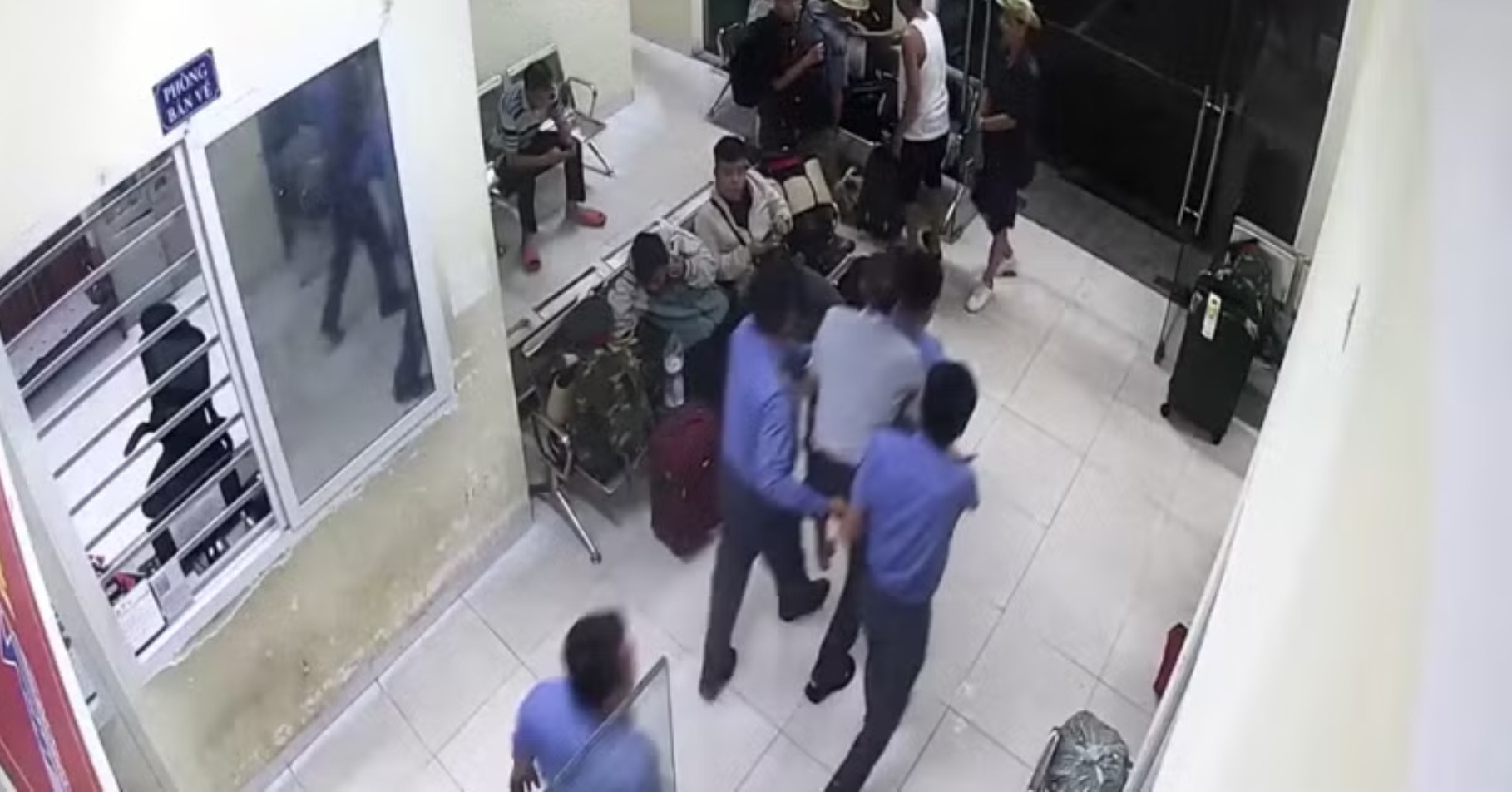 Tàu SE2 dừng khẩn cấp giữa hành trình để cứu hành khách 72 tuổi