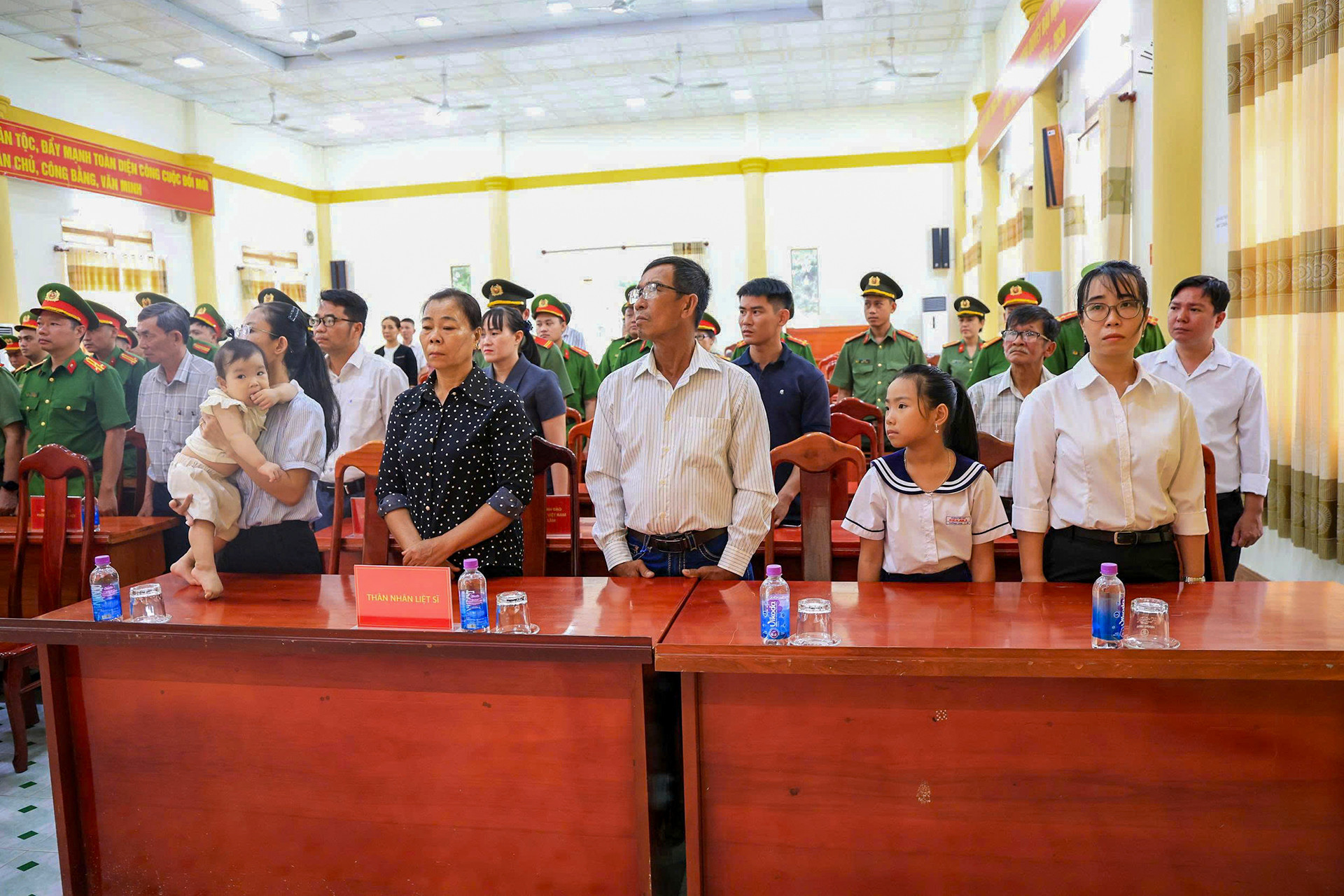 To Quoc ghi cong  1.jpg