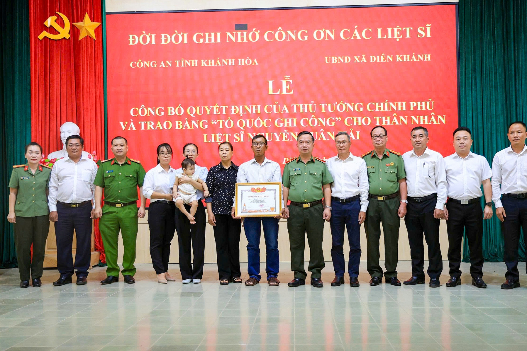 Trao bằng Tổ quốc ghi công Thiếu tá Nguyễn Xuân Hải tới thân nhân liệt sĩ
