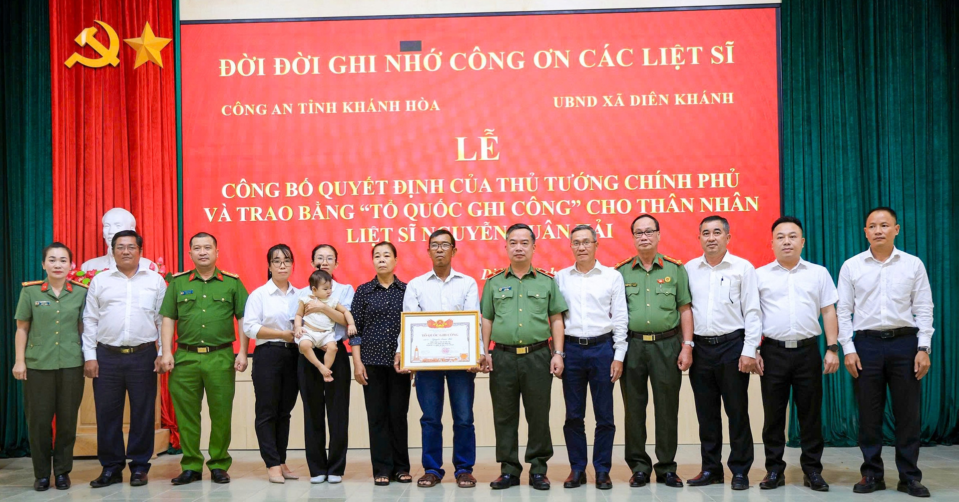 Trao bằng Tổ quốc ghi công Thiếu tá Nguyễn Xuân Hải tới thân nhân liệt sĩ