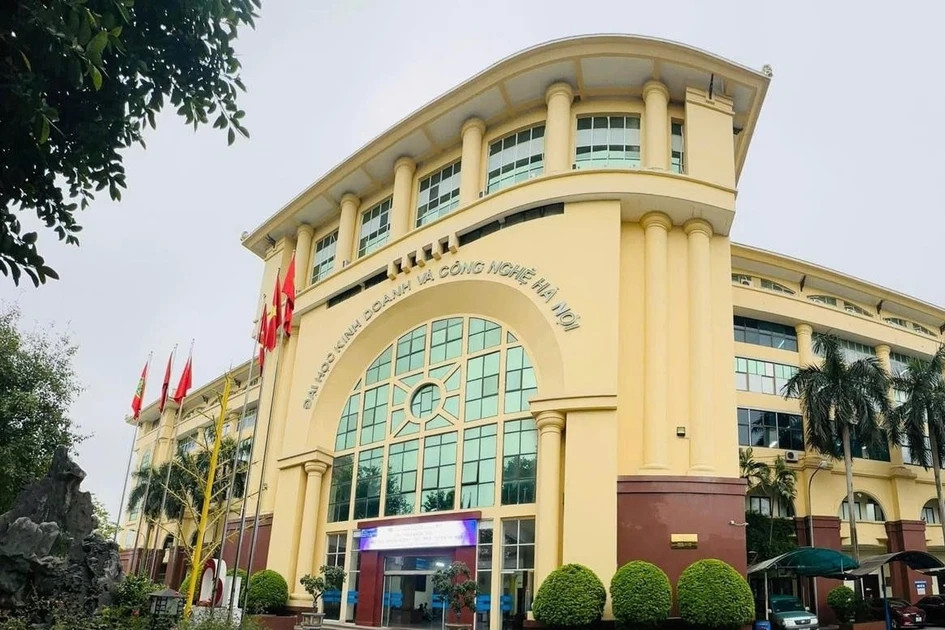 Trường sẽ họp kỷ luật 2 sinh viên chửi tục, dọa 'tiêm thuốc độc' người bình luận