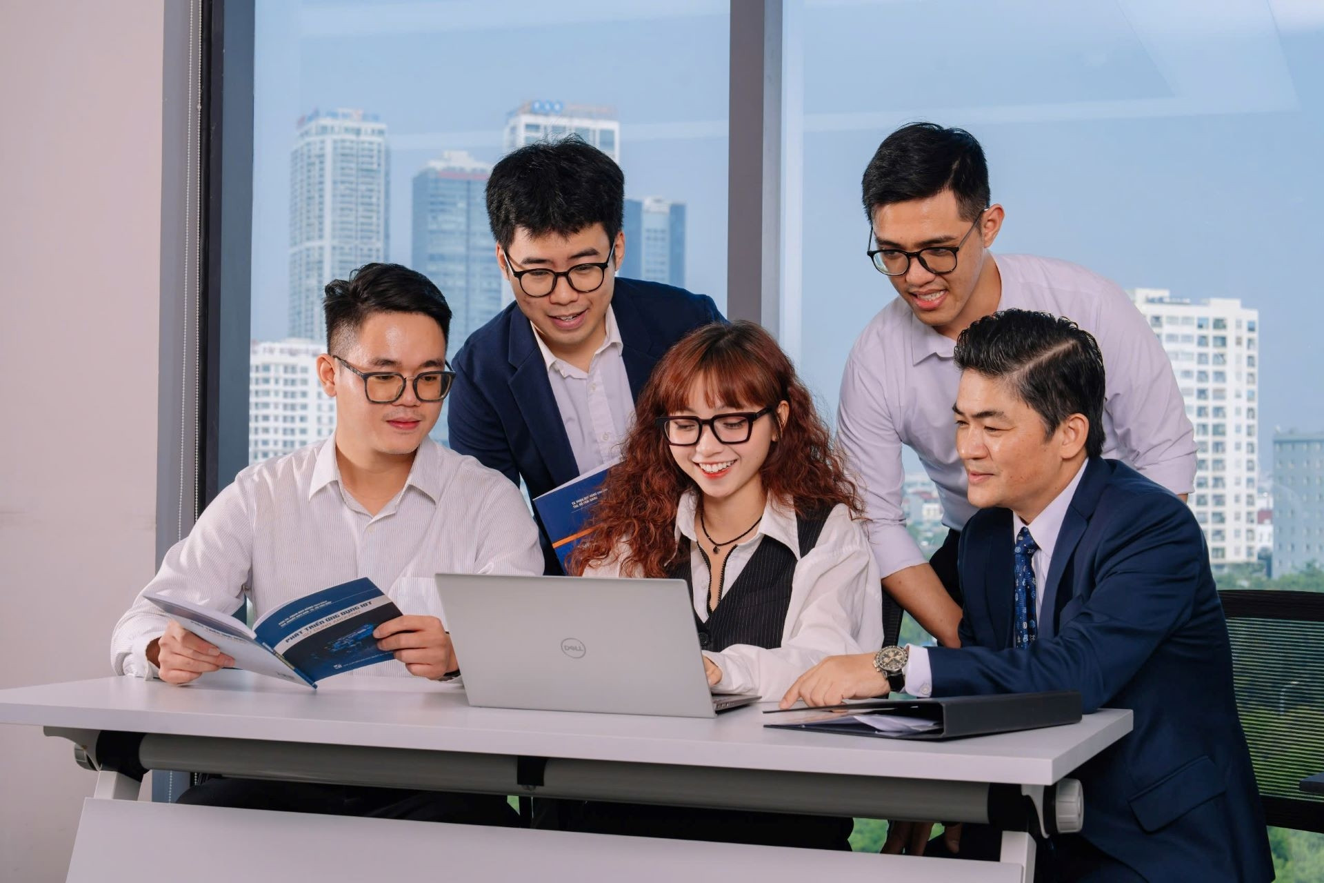 Từ ‘thợ gõ code’ đến nhà kiến tạo giải pháp - cuộc dịch chuyển sống còn