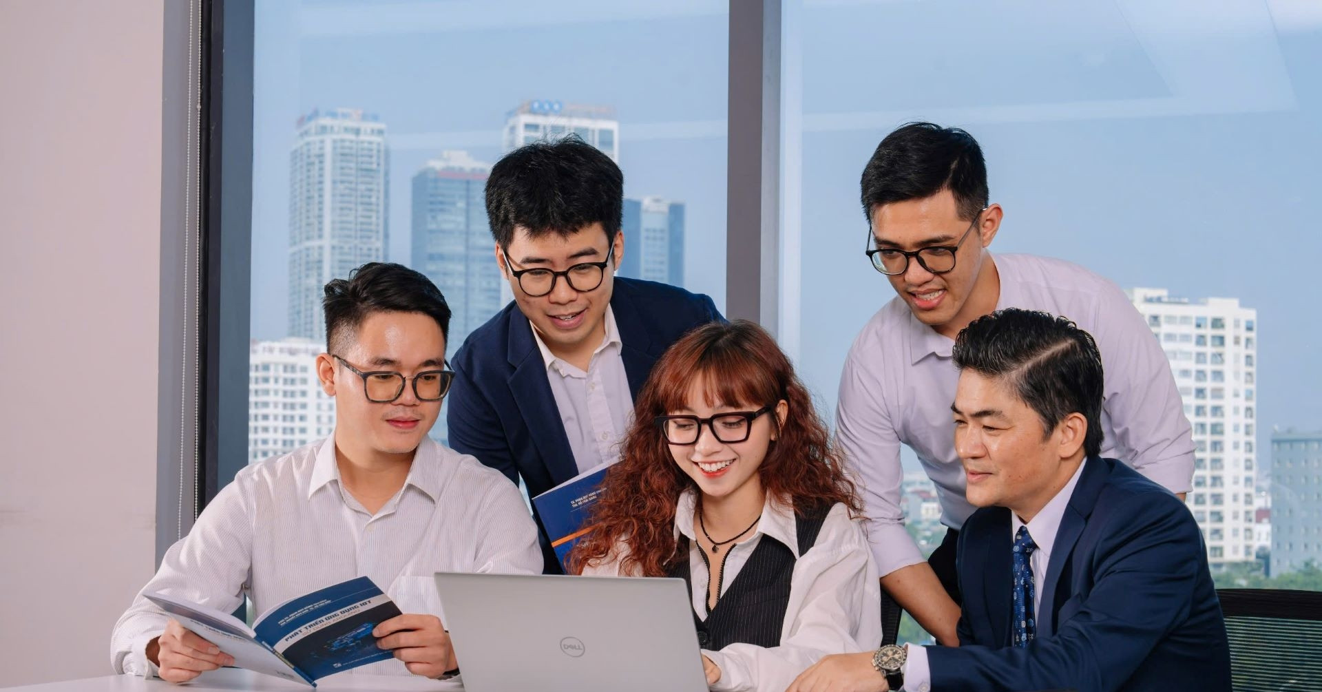 Từ ‘thợ gõ code’ đến nhà kiến tạo giải pháp - cuộc dịch chuyển sống còn