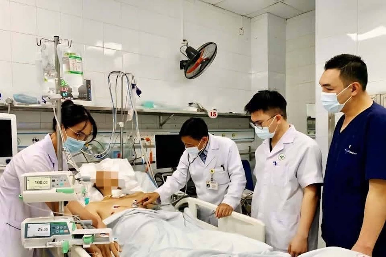 Tưởng nước ngọt, người đàn ông nguy kịch sau khi uống 2 ngụm dung dịch màu hồng