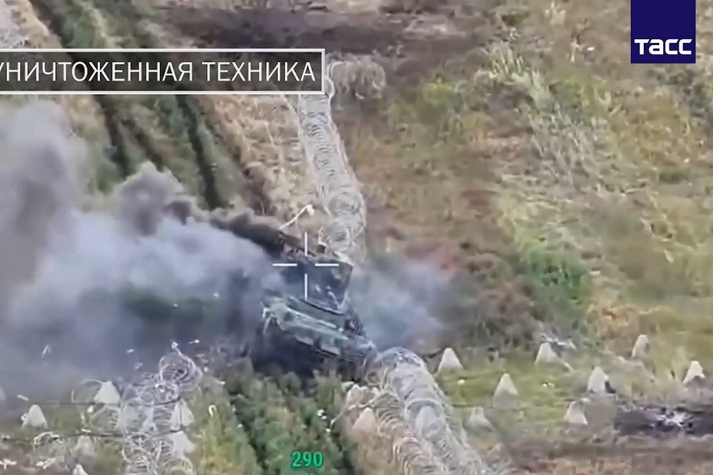 Video xe bọc thép Stryker bị lính Ukraine bỏ lại hứng đòn tập kích của FPV Nga