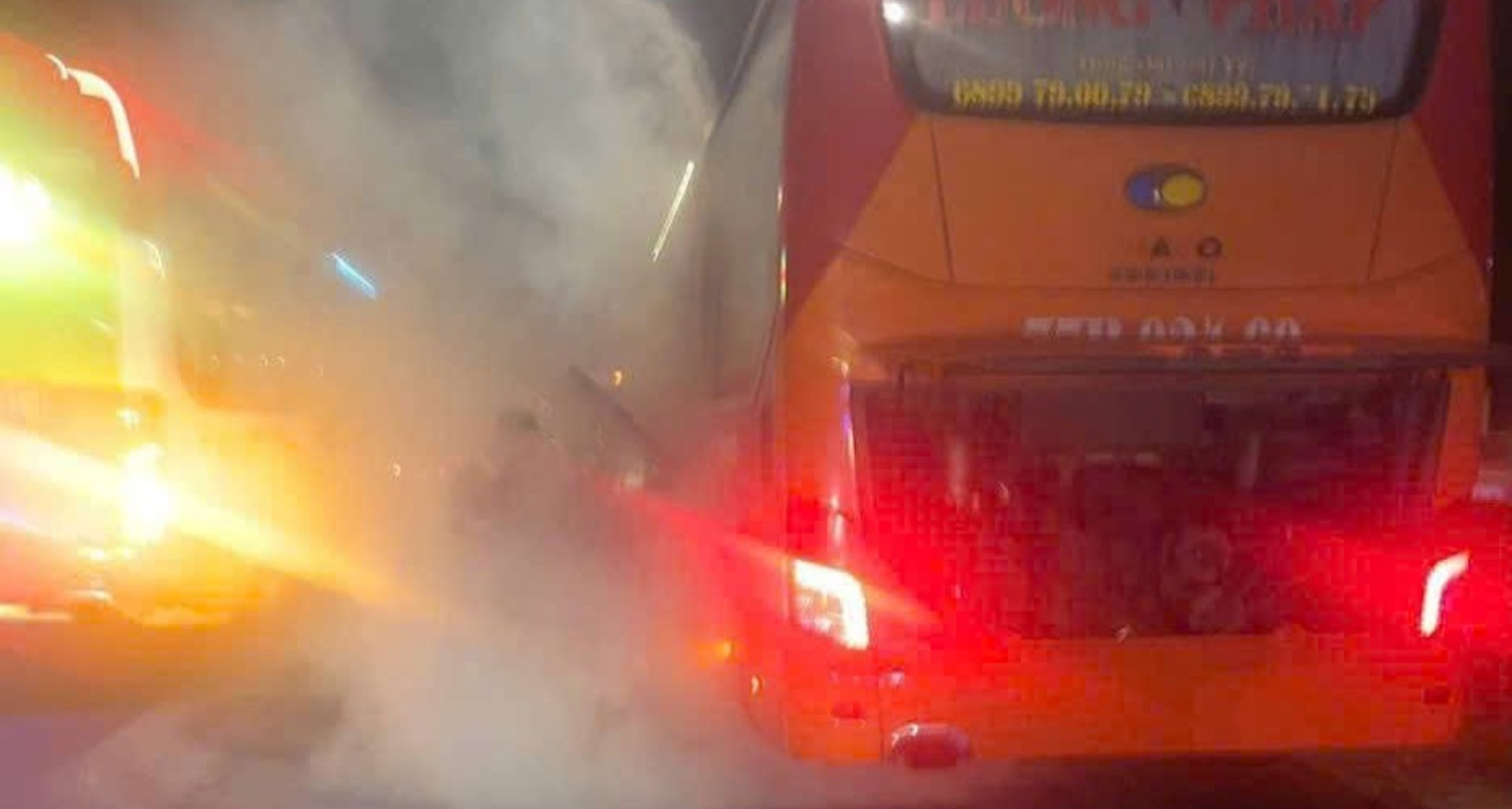 Xe khách bất ngờ bốc khói khi chạy qua Đồng Nai, nghi bị cháy