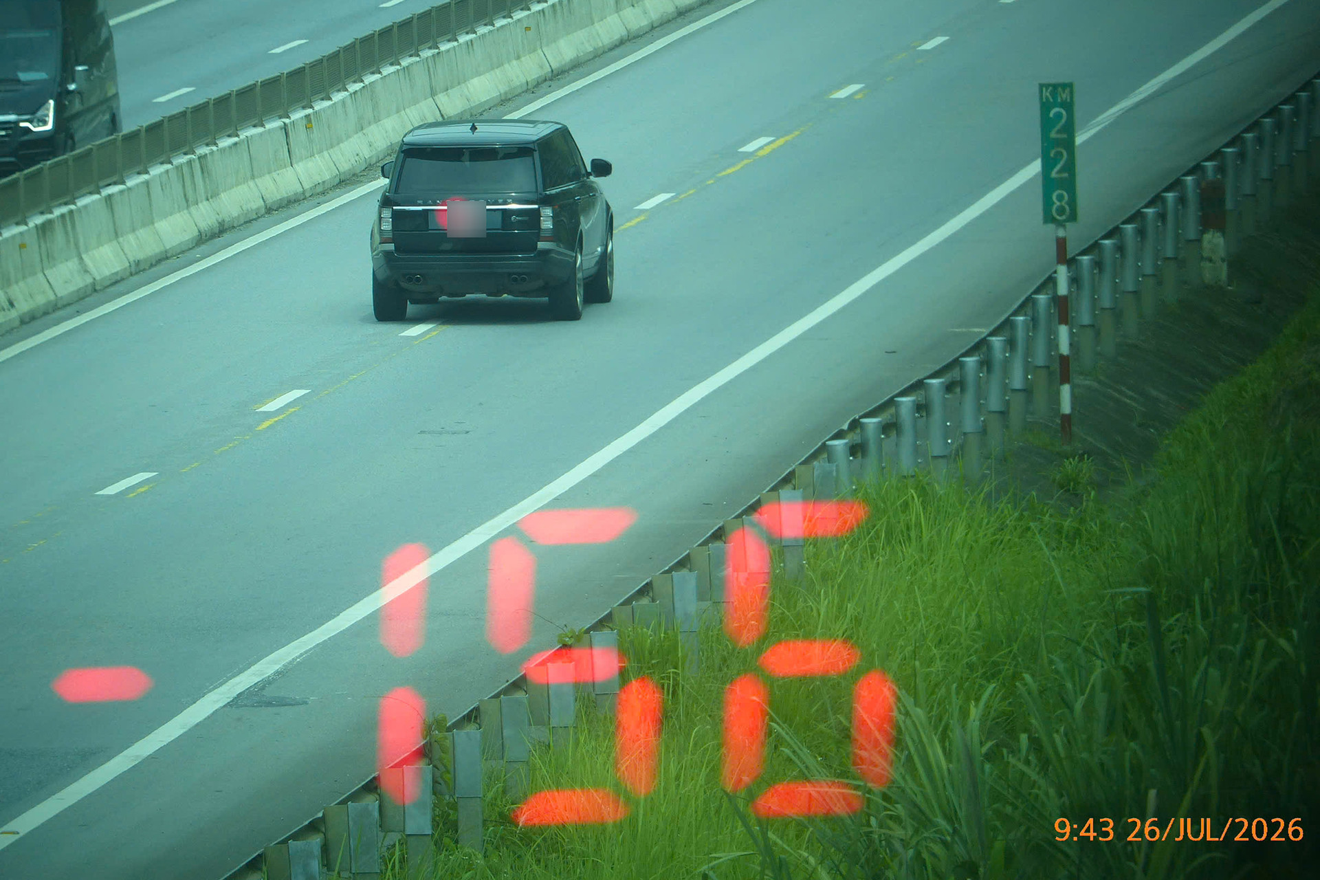 Nữ tài xế lái Land Rover chạy 156 km/h trên cao tốc Nội Bài - Lào Cai