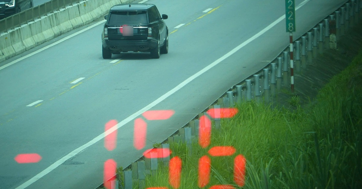 Nữ tài xế lái Land Rover chạy 156 km/h trên cao tốc Nội Bài - Lào Cai