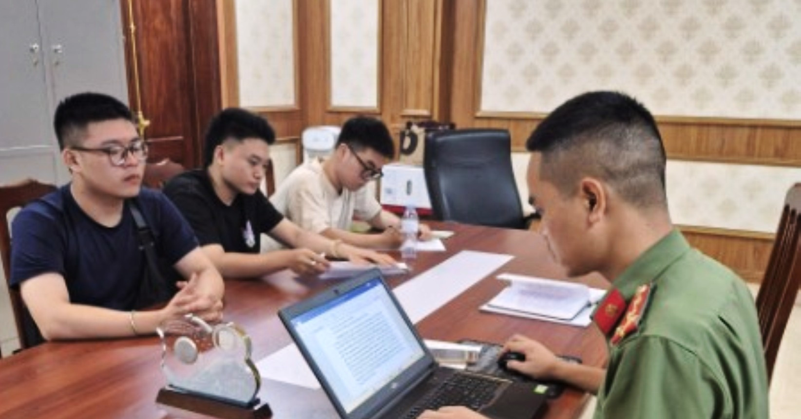 Hành vi khó chấp nhận khiến 3 thanh niên bị Công an Ninh Bình mời làm việc