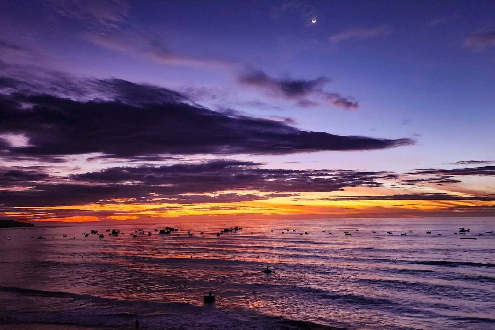 https://static-images.vnncdn.net/vps_images_publish/000001/000003/2026/7/28/doi-lich-trinh-phut-90-gia-dinh-ha-noi-tim-thay-bai-bien-vang-dep-nhu-tranh-1450.jpg