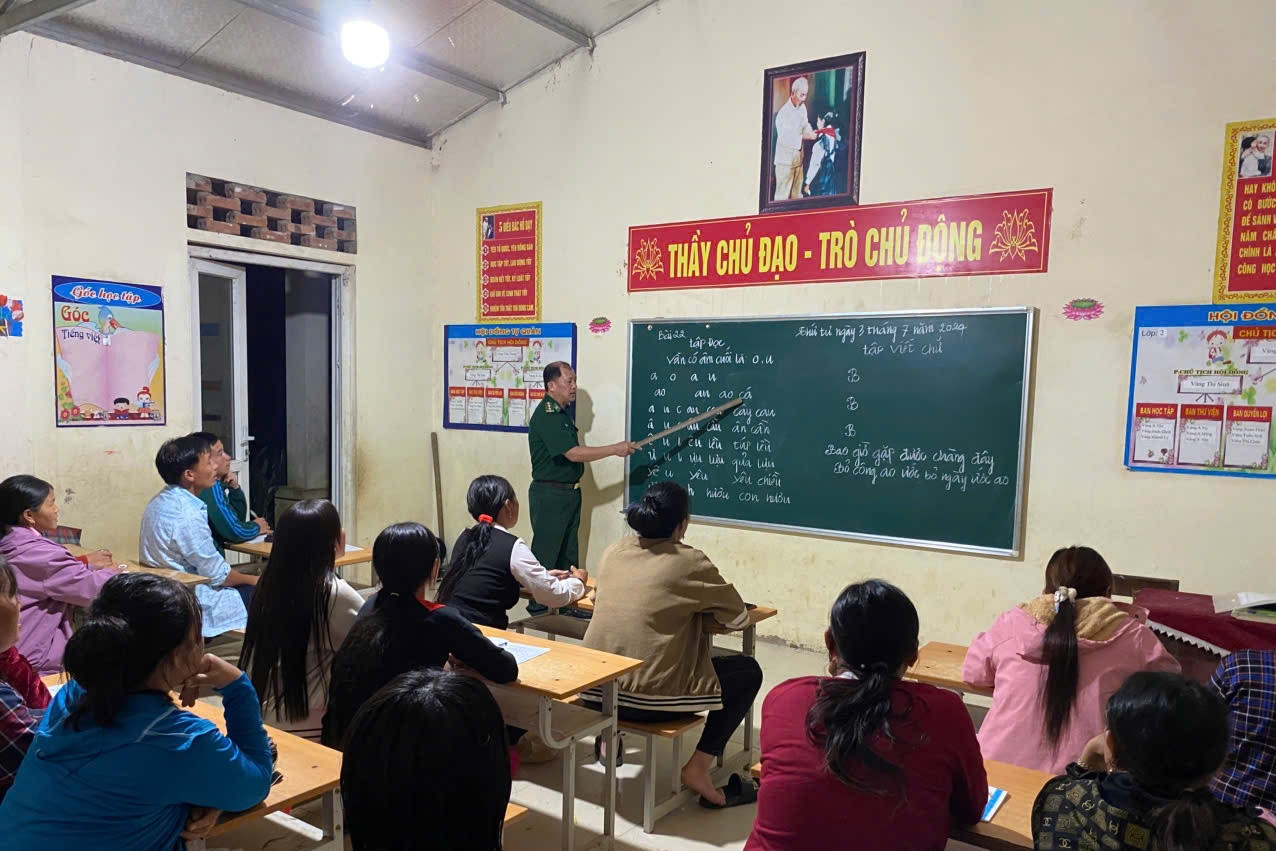 Giúp đồng bào vùng biên giảm nghèo thông tin, củng cố 
