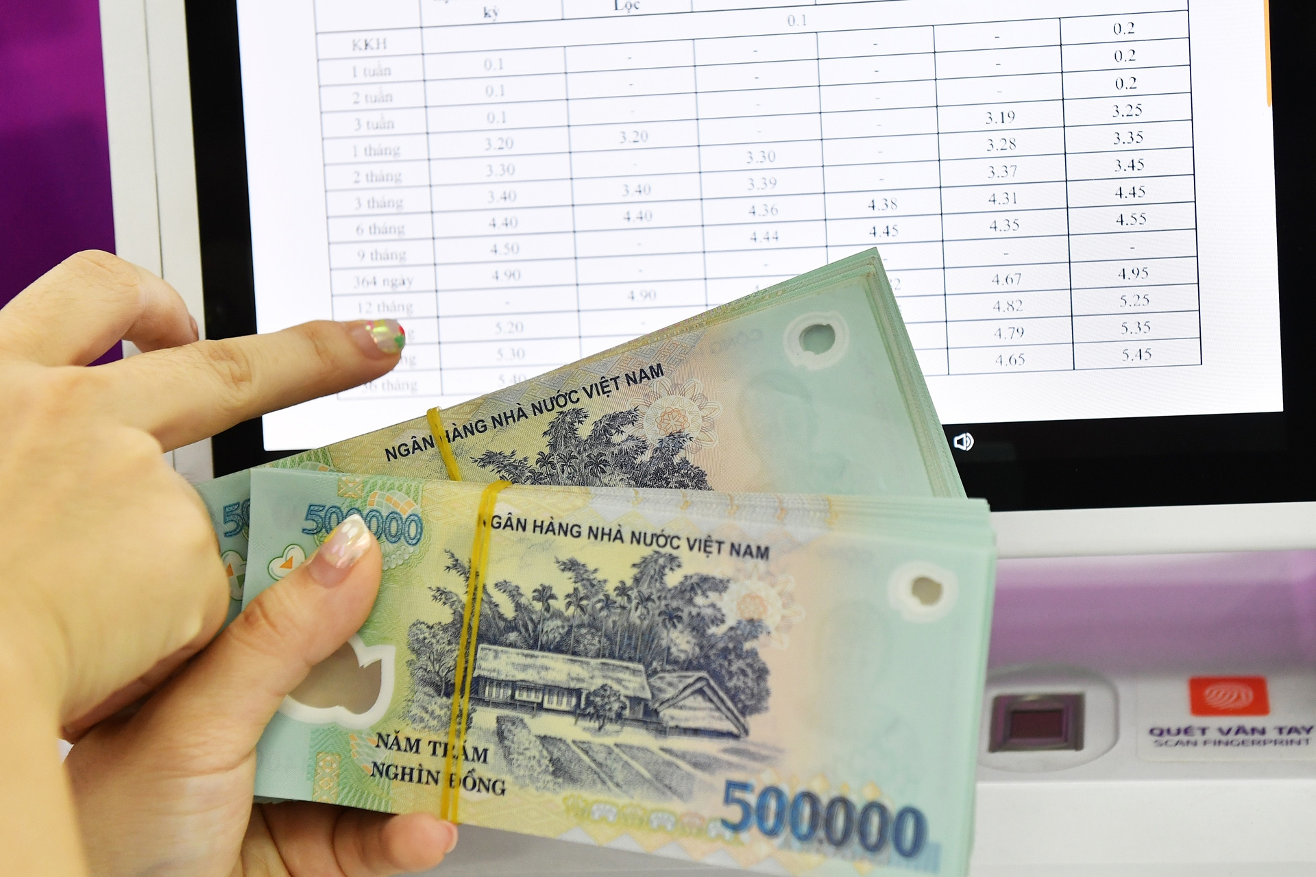 Gửi tiết kiệm cố định hay linh hoạt: Chọn sai có thể mất hết tiền lãi