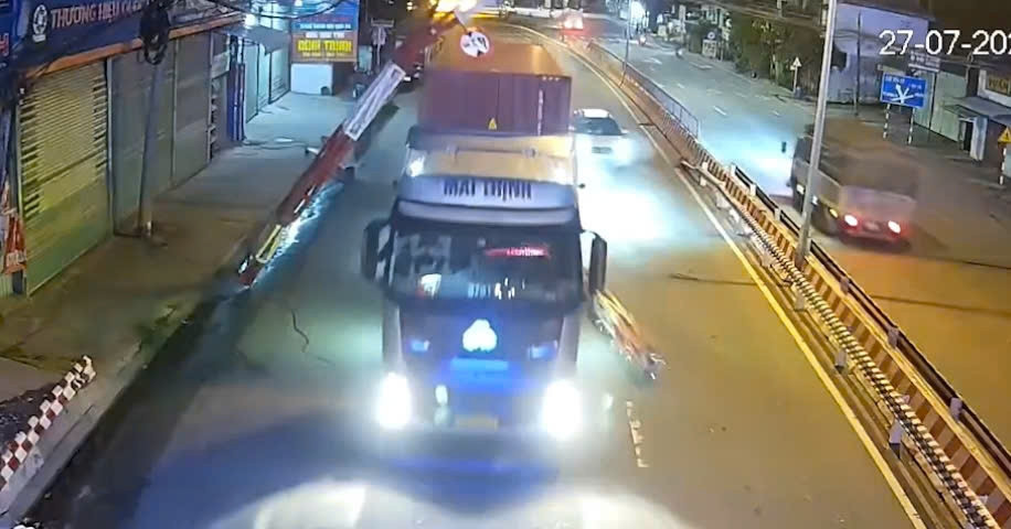 Liên tiếp 3 vụ xe ô tô tông sập khung bảo vệ cầu đường sắt ở Đồng Nai
